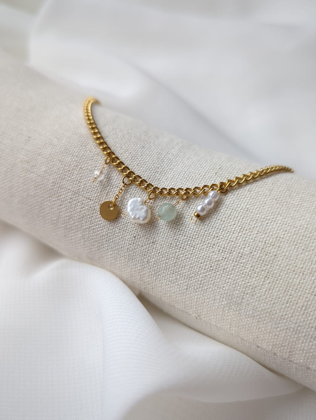 Bracelet doré en acier inoxydable avec breloques et perle d'eau douce