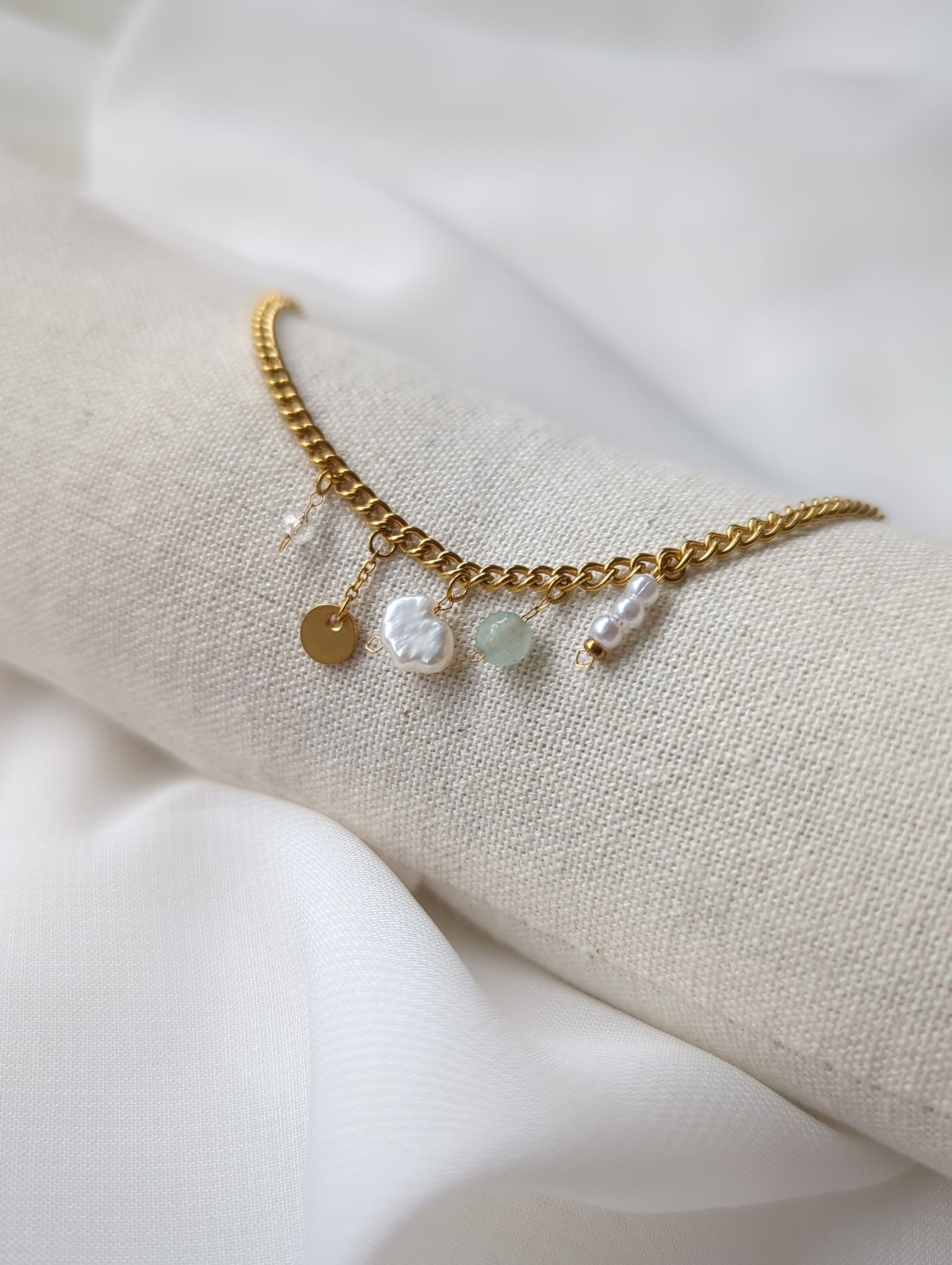 Bracelet doré en acier inoxydable avec breloques et perle d'eau douce