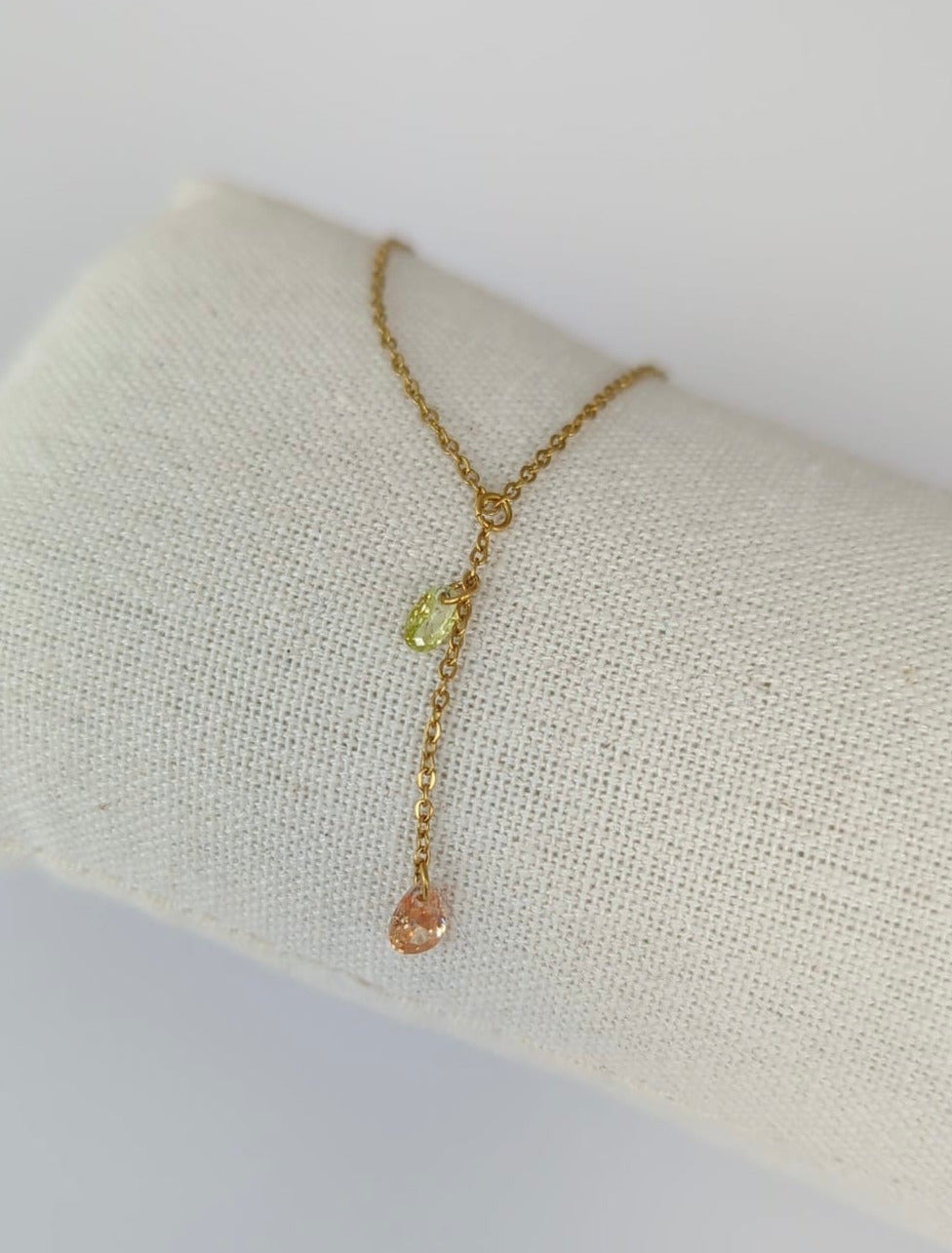 Collier doré en acier inoxydable avec pendentif zircon ovale vert et zircon couleur champagne