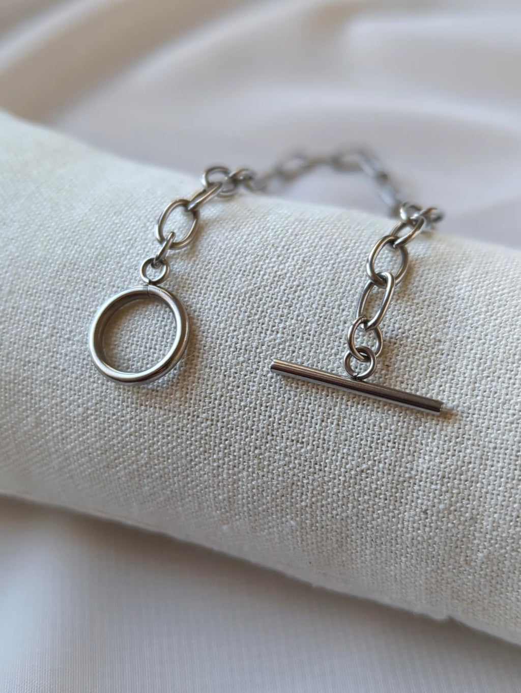 Collier en acier inoxydable argenté avec un fermoir en T