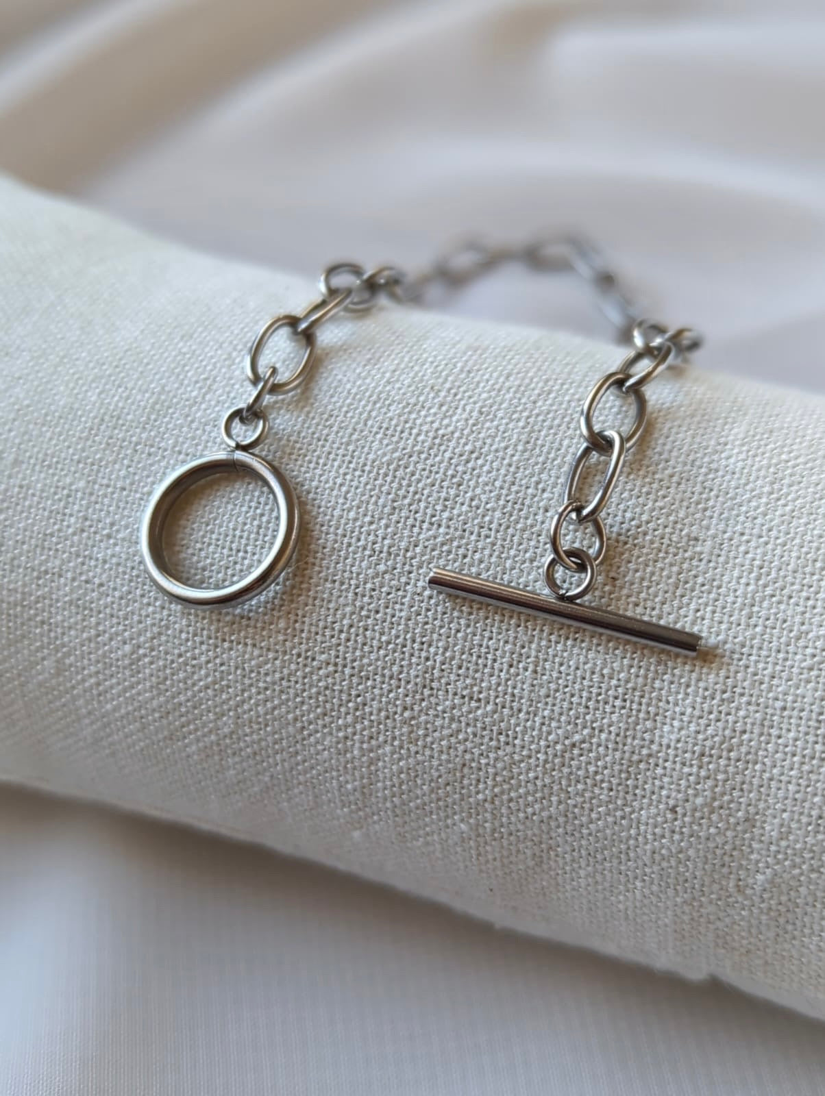 Collier en acier inoxydable argenté avec un fermoir en T