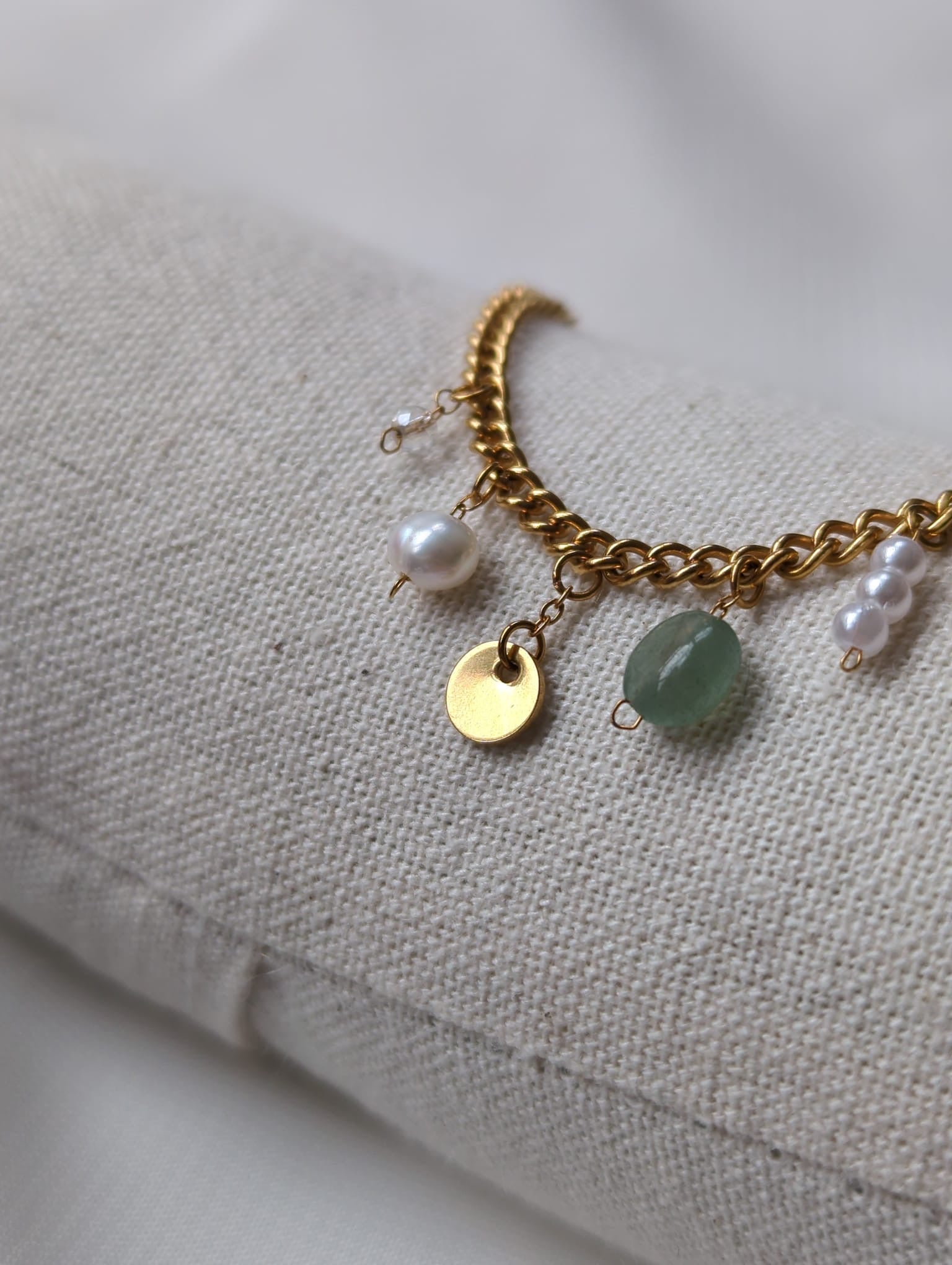 Bracelet doré en acier inoxydable avec perle d'eau douce, pierre aventurine et breloques