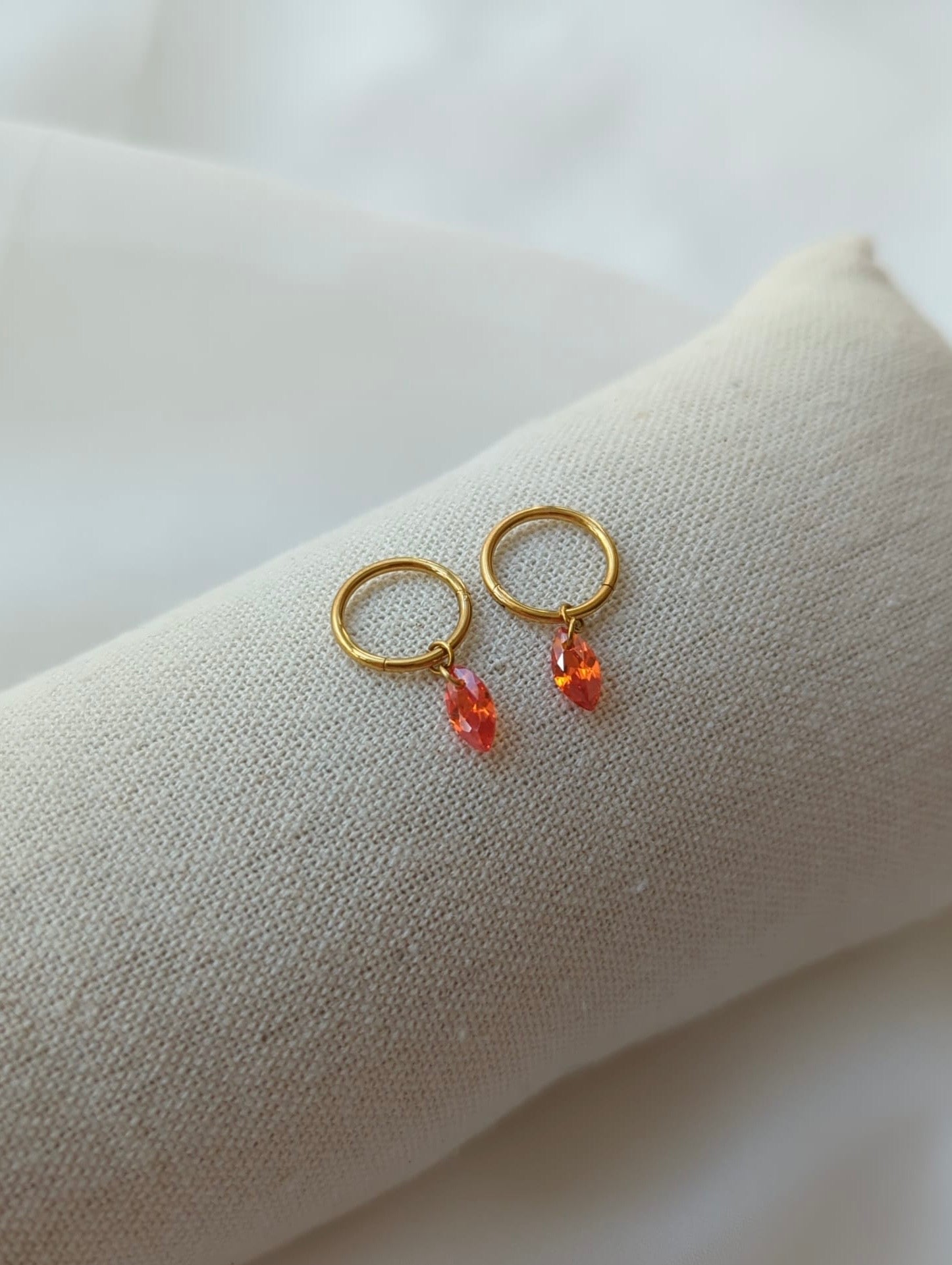 Boucles d'oreilles en titane avec des zircons oranges taille Marquise – 10mm