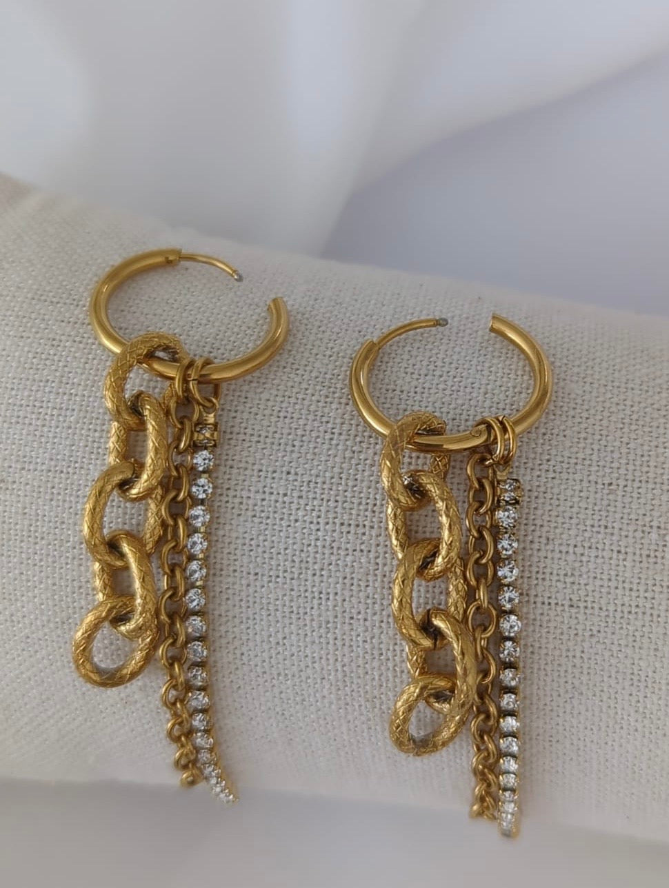 Boucles d'oreilles dorées en acier inoxydable avec des chaînes dorées en acier et une chaîne strass en acier