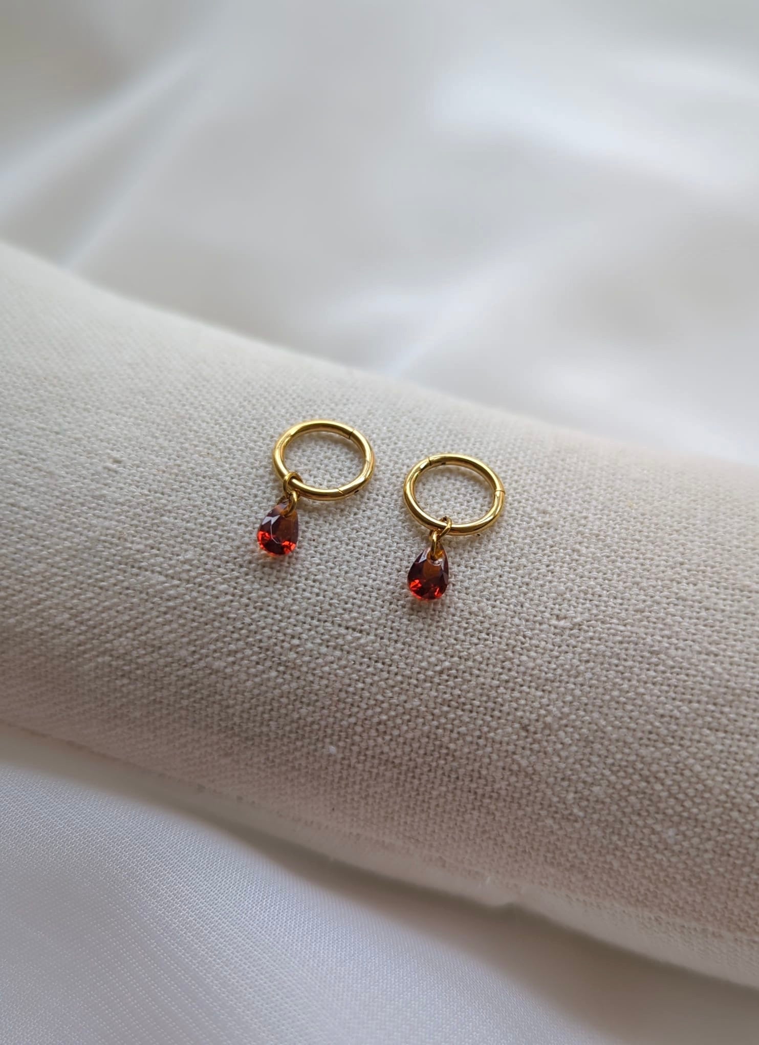 Boucles d'oreilles en titane avec des zircons – 8 mm