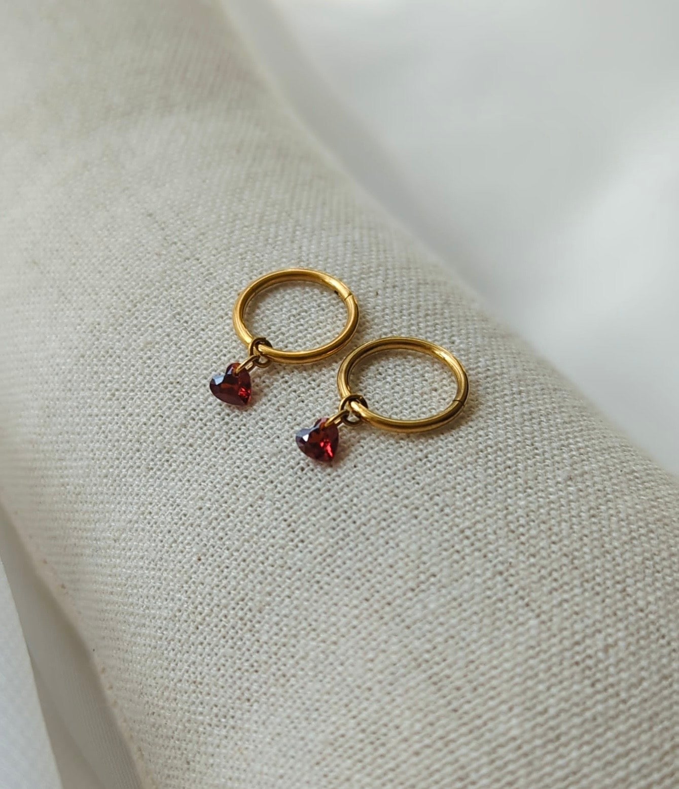 Boucles d'oreilles en titane avec des zircons rouges en forme de cœur – 10mm