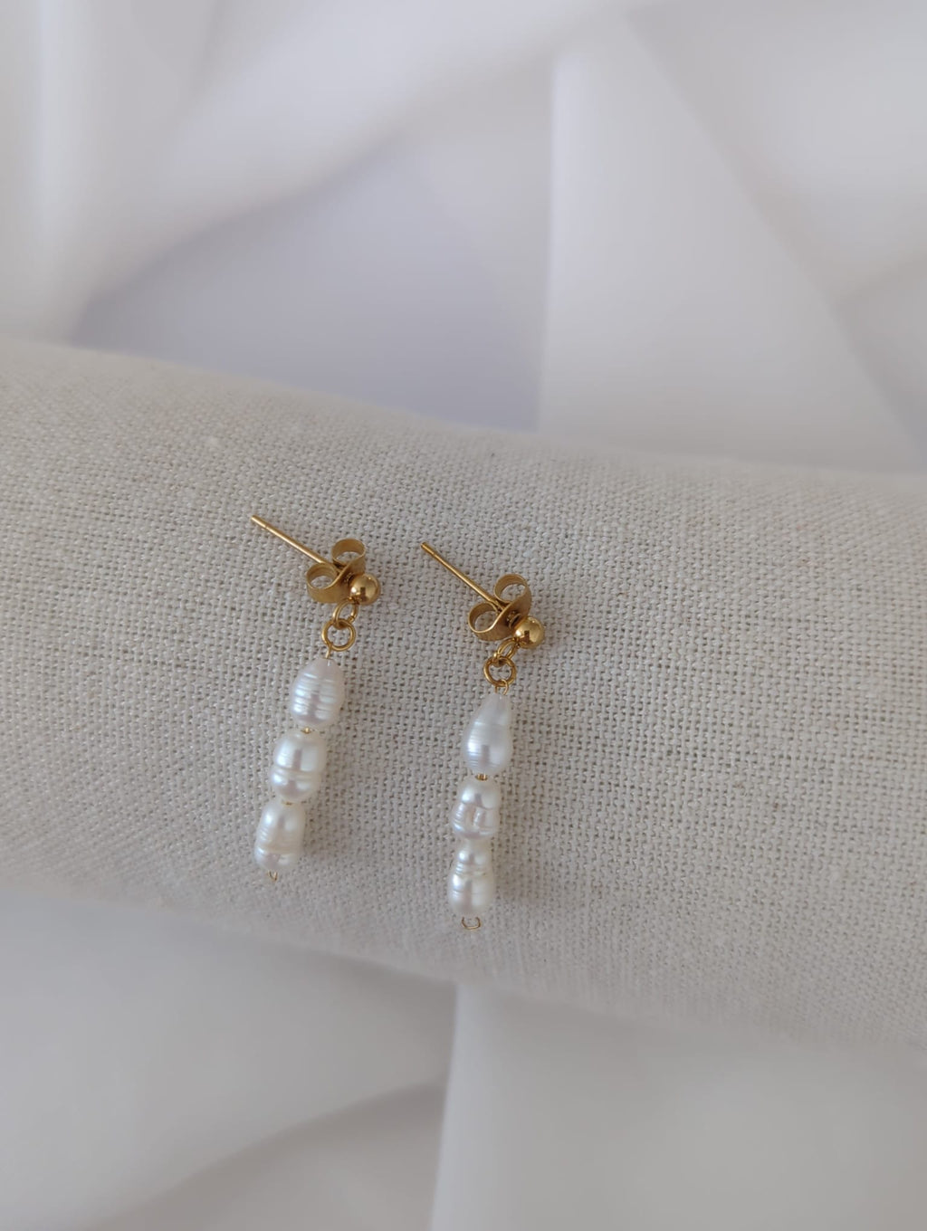 Boucles d’oreilles dorées en acier inoxydable avec des perles d’eau douce