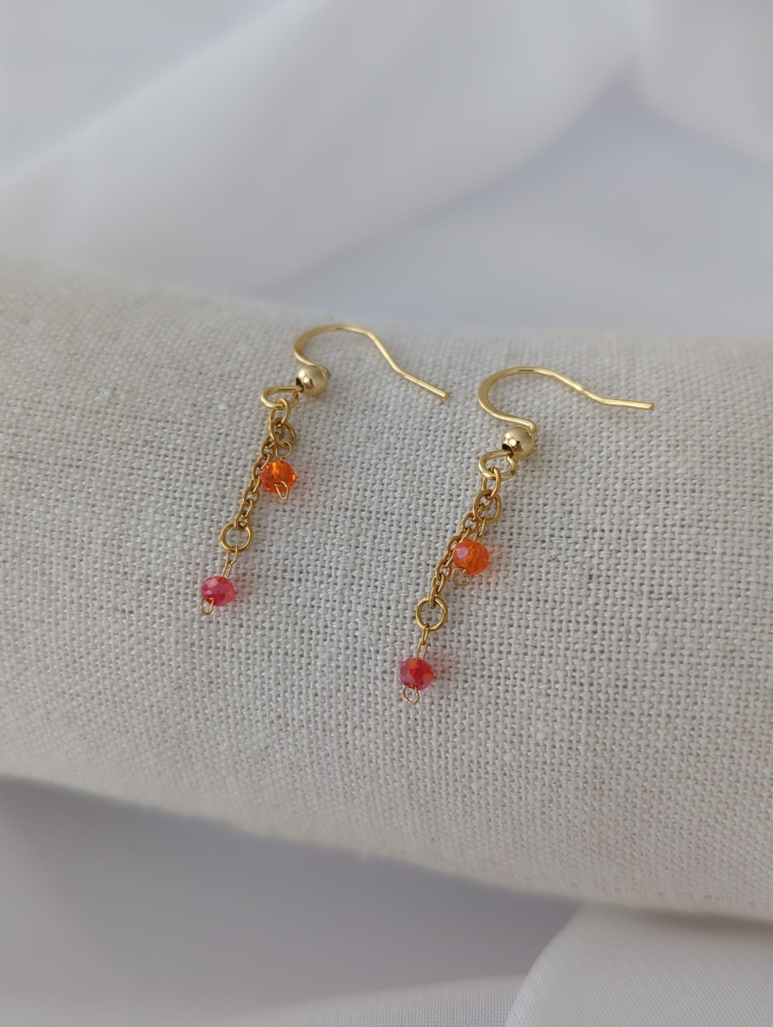 Boucles d'oreilles dorées en acier inoxydable avec des perles colorées