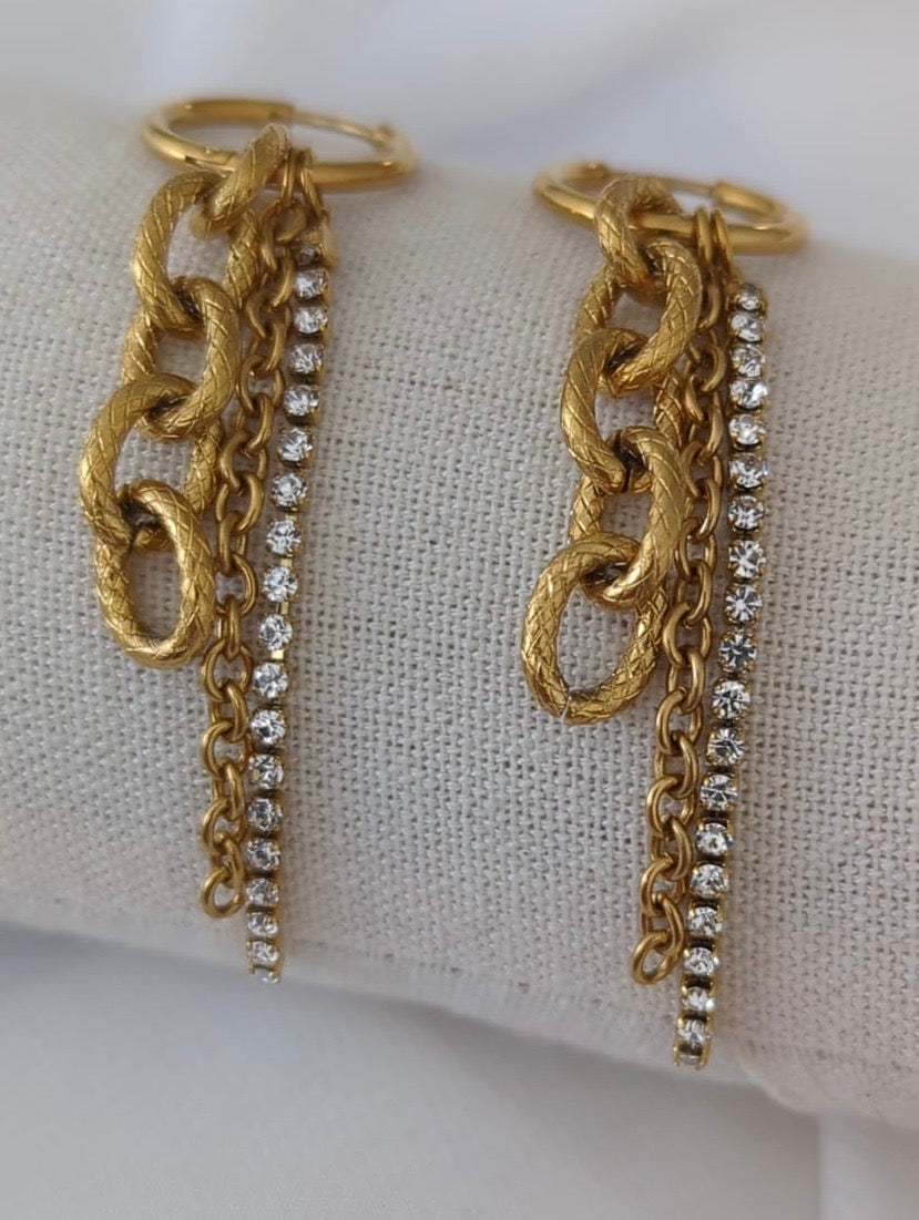 Boucles d'oreilles dorées en acier inoxydable avec des chaînes dorées en acier et une chaîne strass en acier