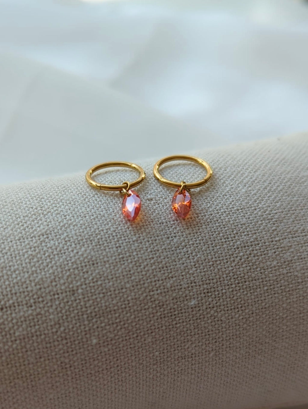 Boucles d'oreilles en titane avec des zircons oranges taille Marquise – 10mm