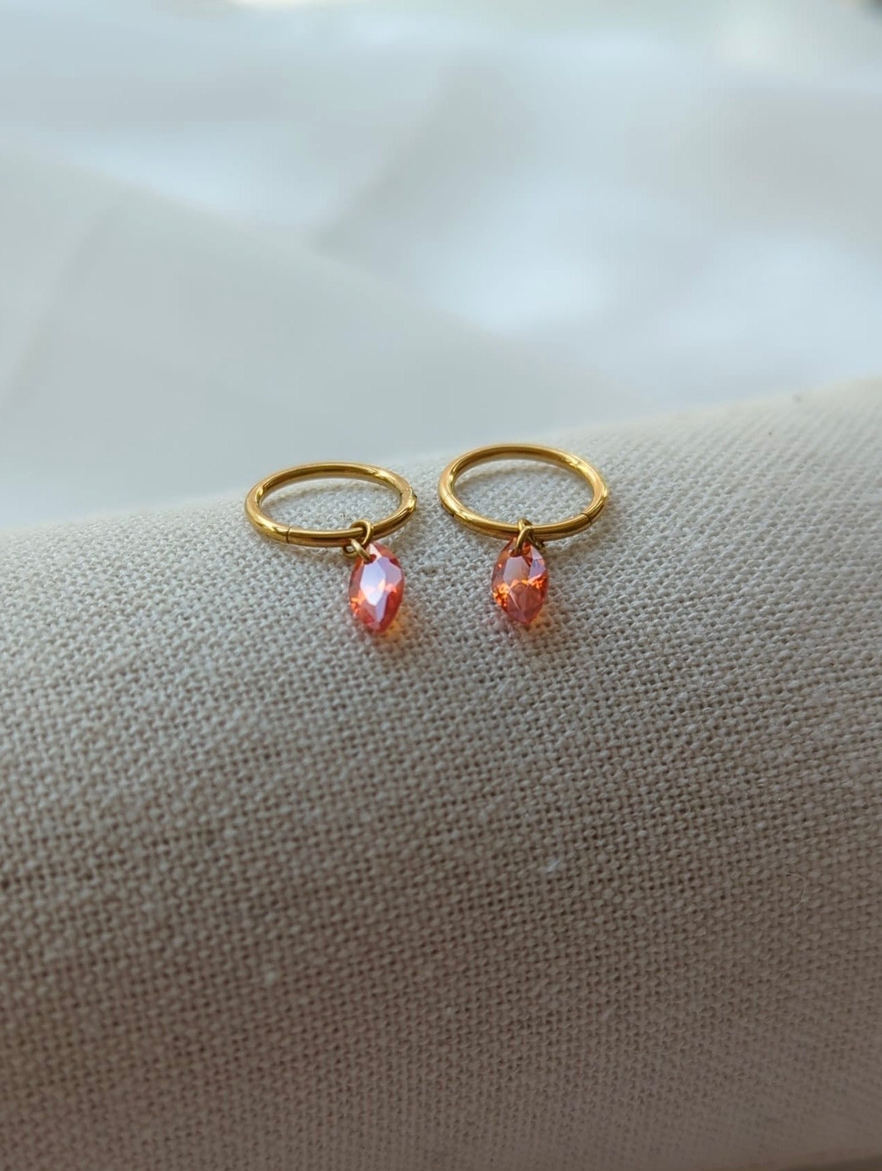 Boucles d'oreilles en titane avec des zircons oranges taille Marquise – 10mm