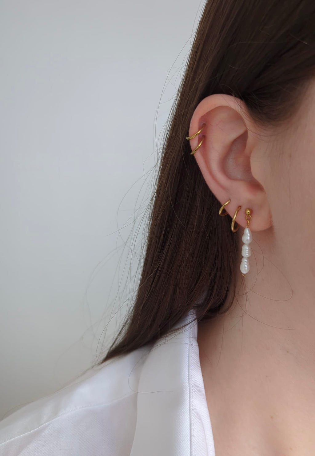 Boucles d’oreilles dorées en acier inoxydable avec des perles d’eau douce