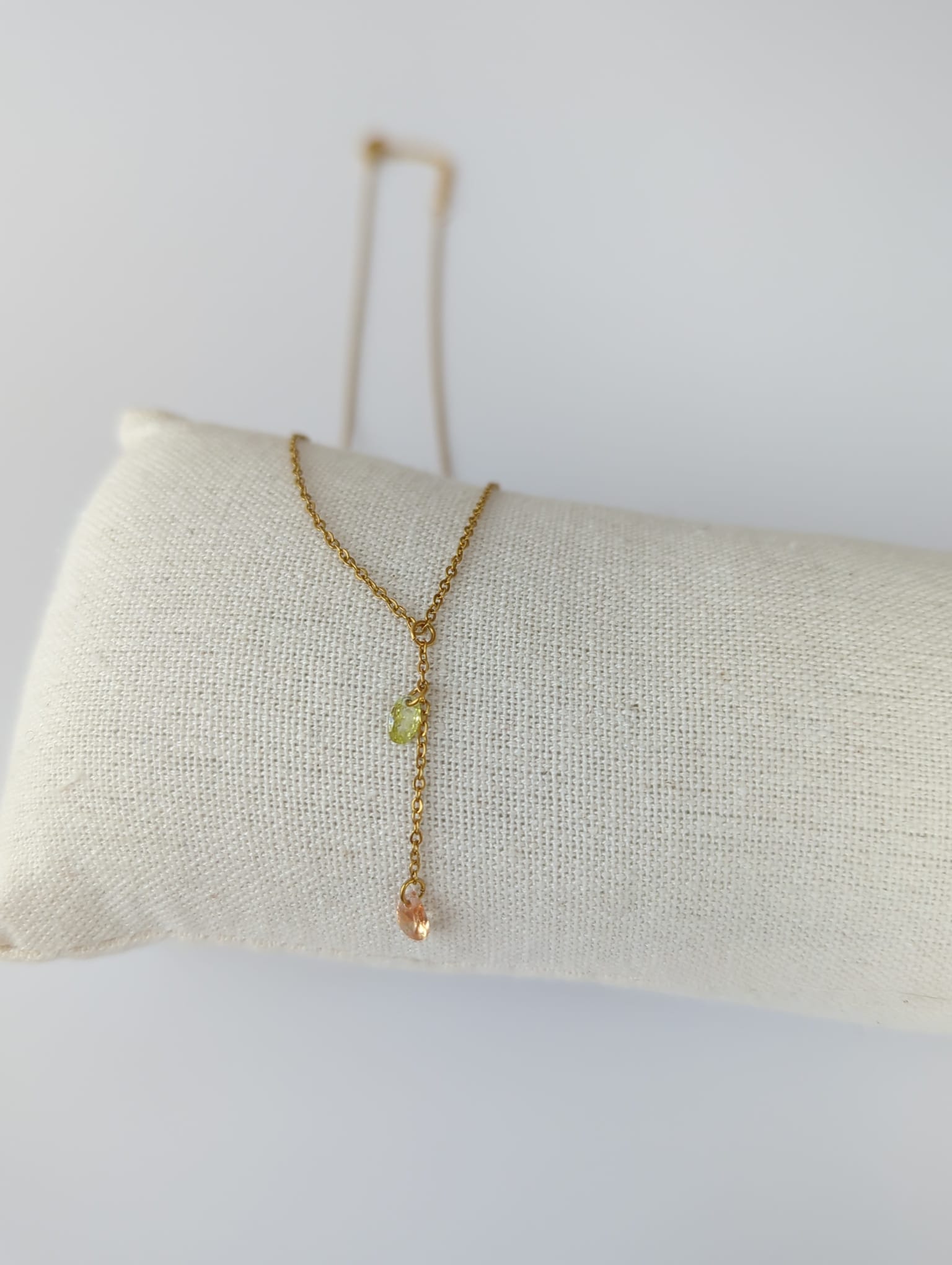 Collier doré en acier inoxydable avec pendentif zircon ovale vert et zircon couleur champagne