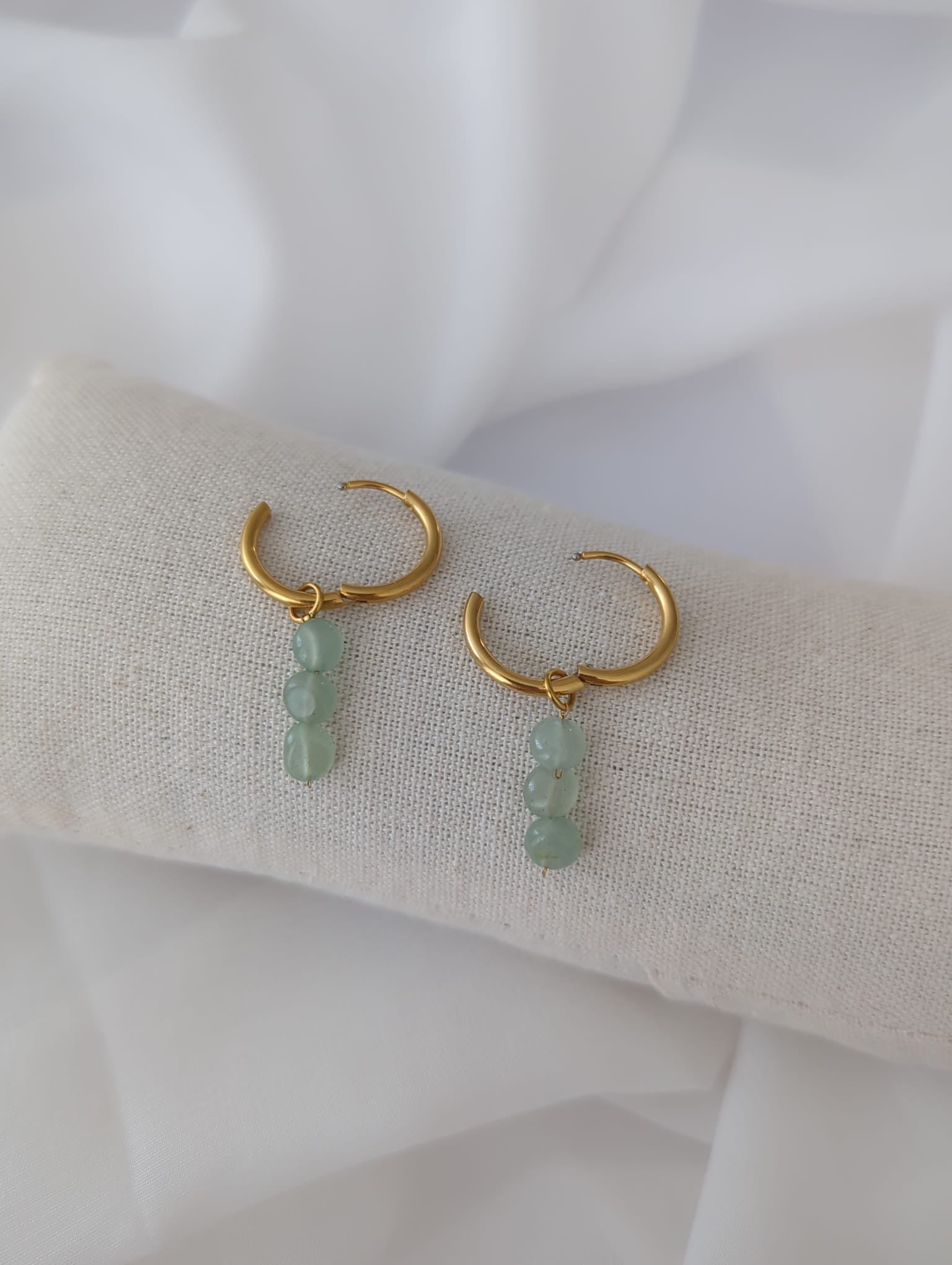 Boucles d'oreilles dorées en acier inoxydable avec des pierres d'aventurine verte