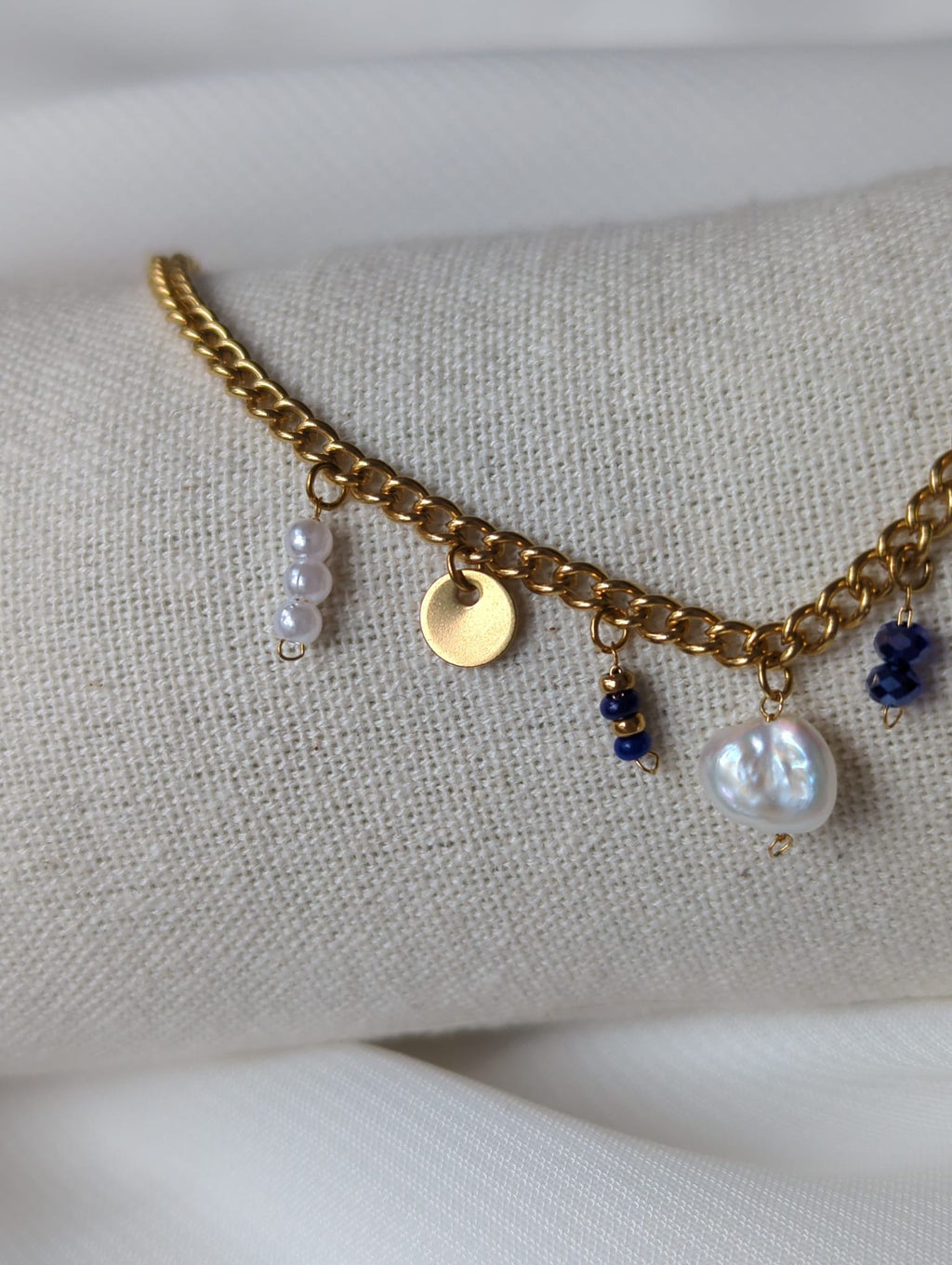 Bracelet doré en acier inoxydable avec breloques bleues et perle d'eau douce