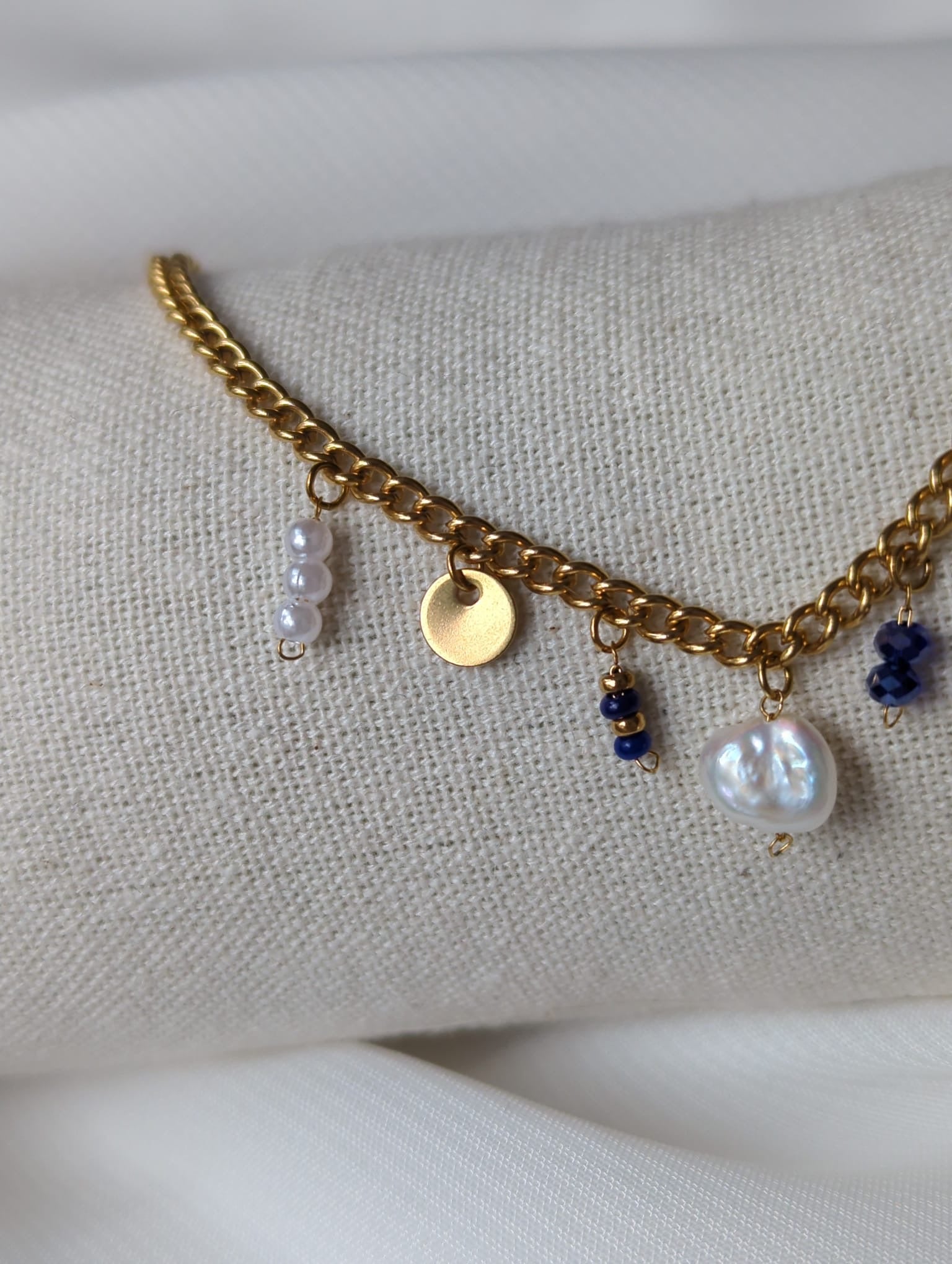 Bracelet doré en acier inoxydable avec breloques bleues et perle d'eau douce