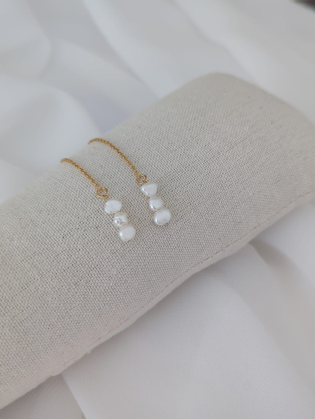 Boucles d'oreilles dorées longues en acier inoxydable avec des perles d'eau douce de 5 mm
