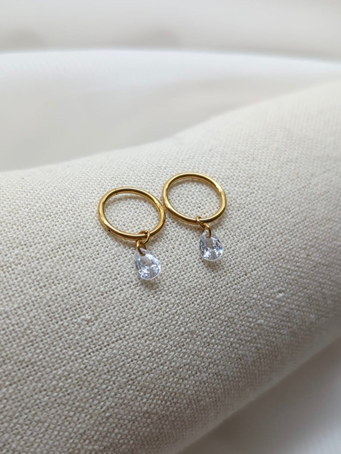 Boucles d'oreilles en titane avec des zircons – 10 mm