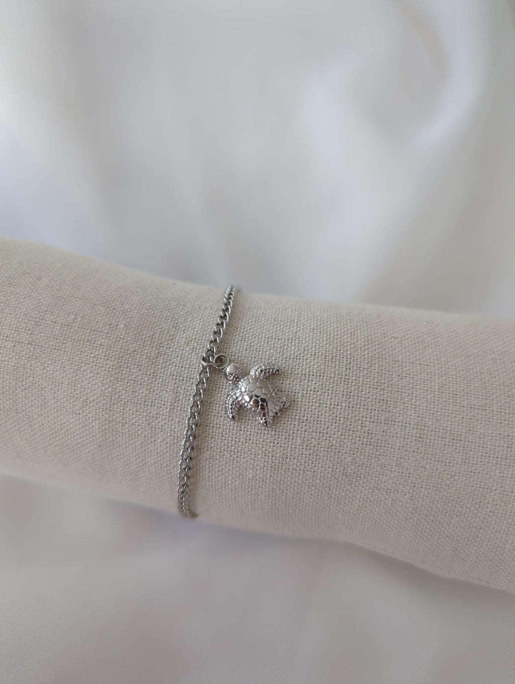 Bracelet argenté en acier inoxydable avec breloque tortue