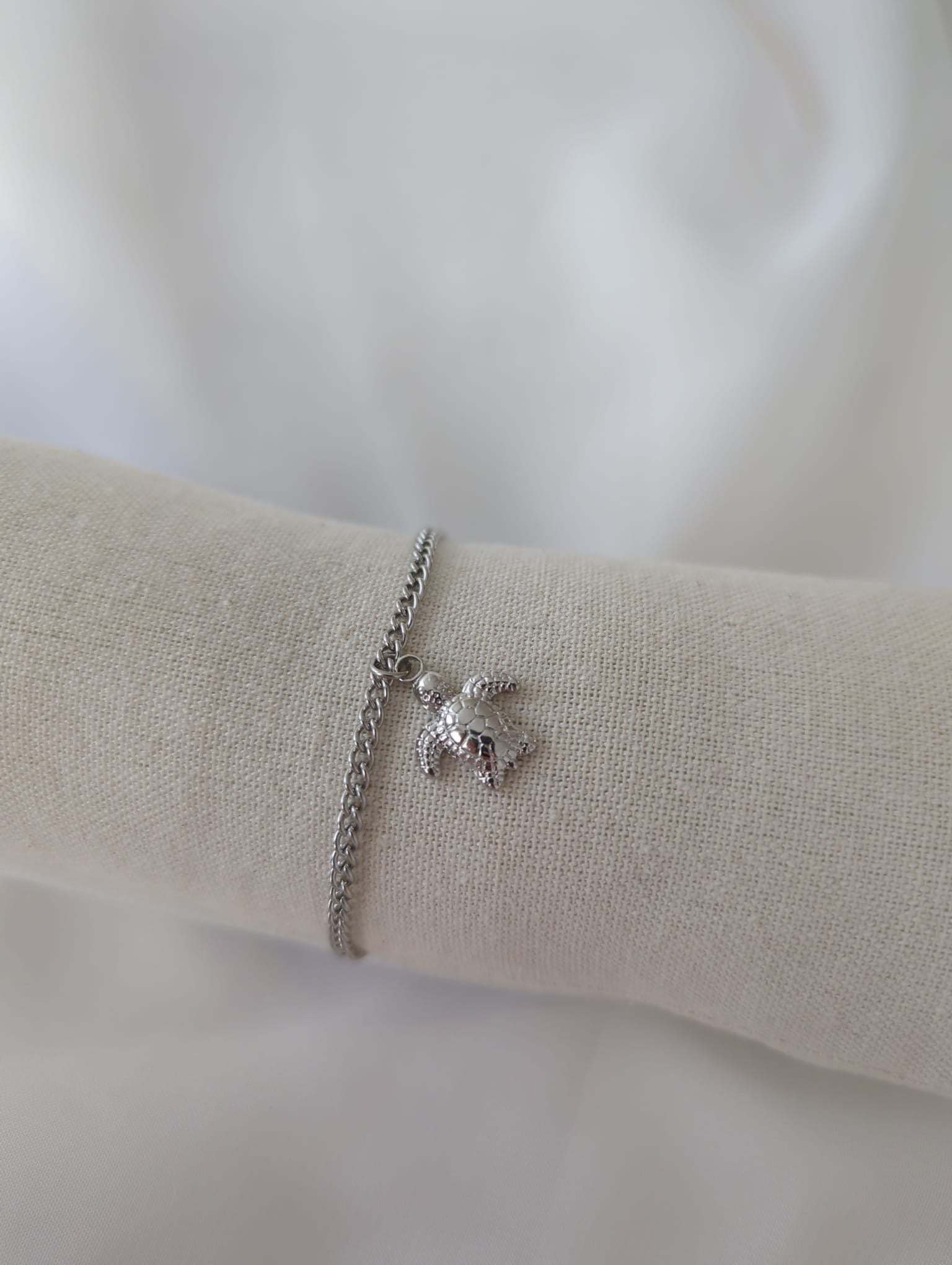 Bracelet argenté en acier inoxydable avec breloque tortue