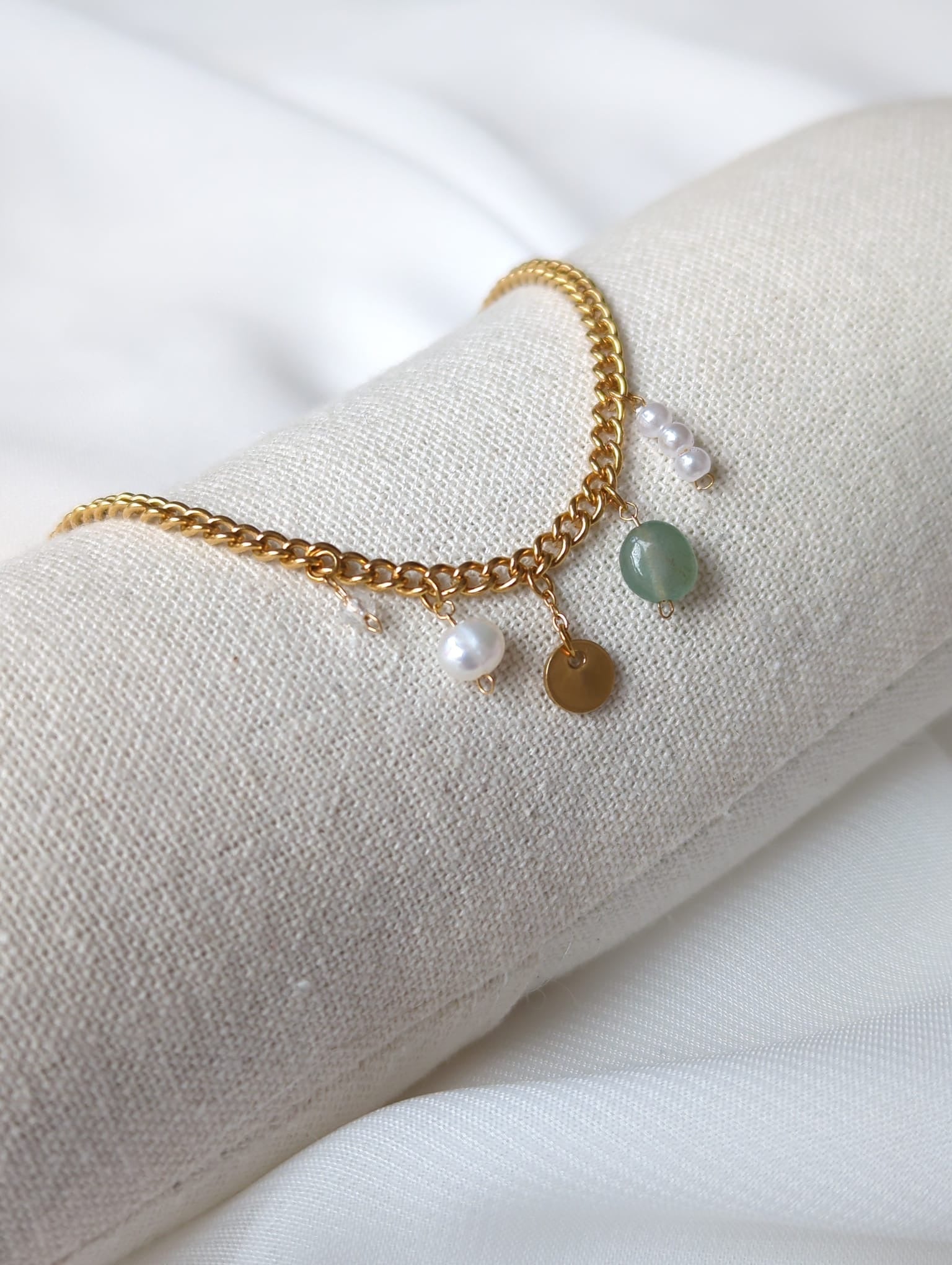 Bracelet doré en acier inoxydable avec perle d'eau douce, pierre aventurine et breloques