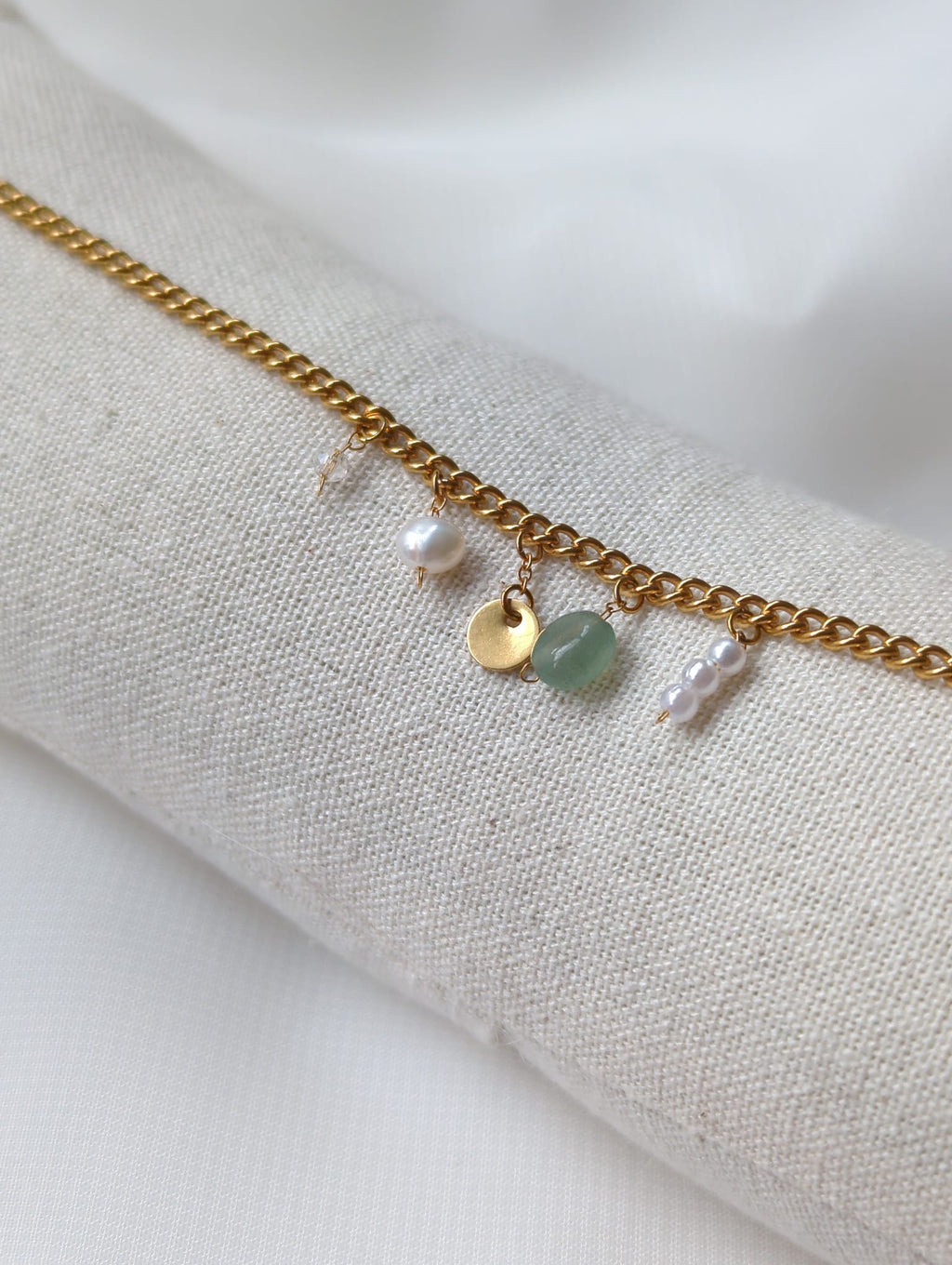 Bracelet doré en acier inoxydable avec perle d'eau douce, pierre aventurine et breloques