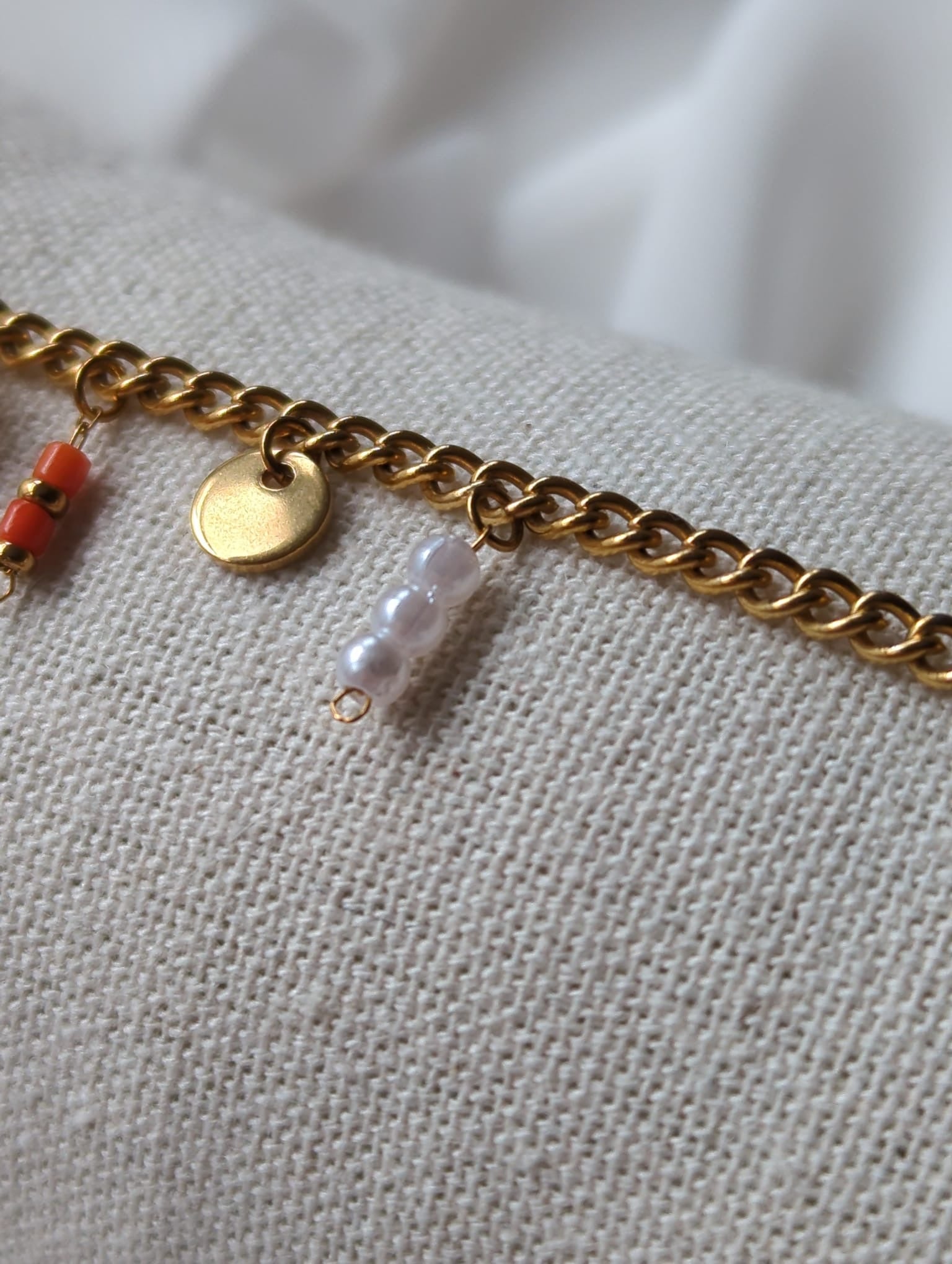 Bracelet doré en acier inoxydable avec breloques orange et perle d'eau douce