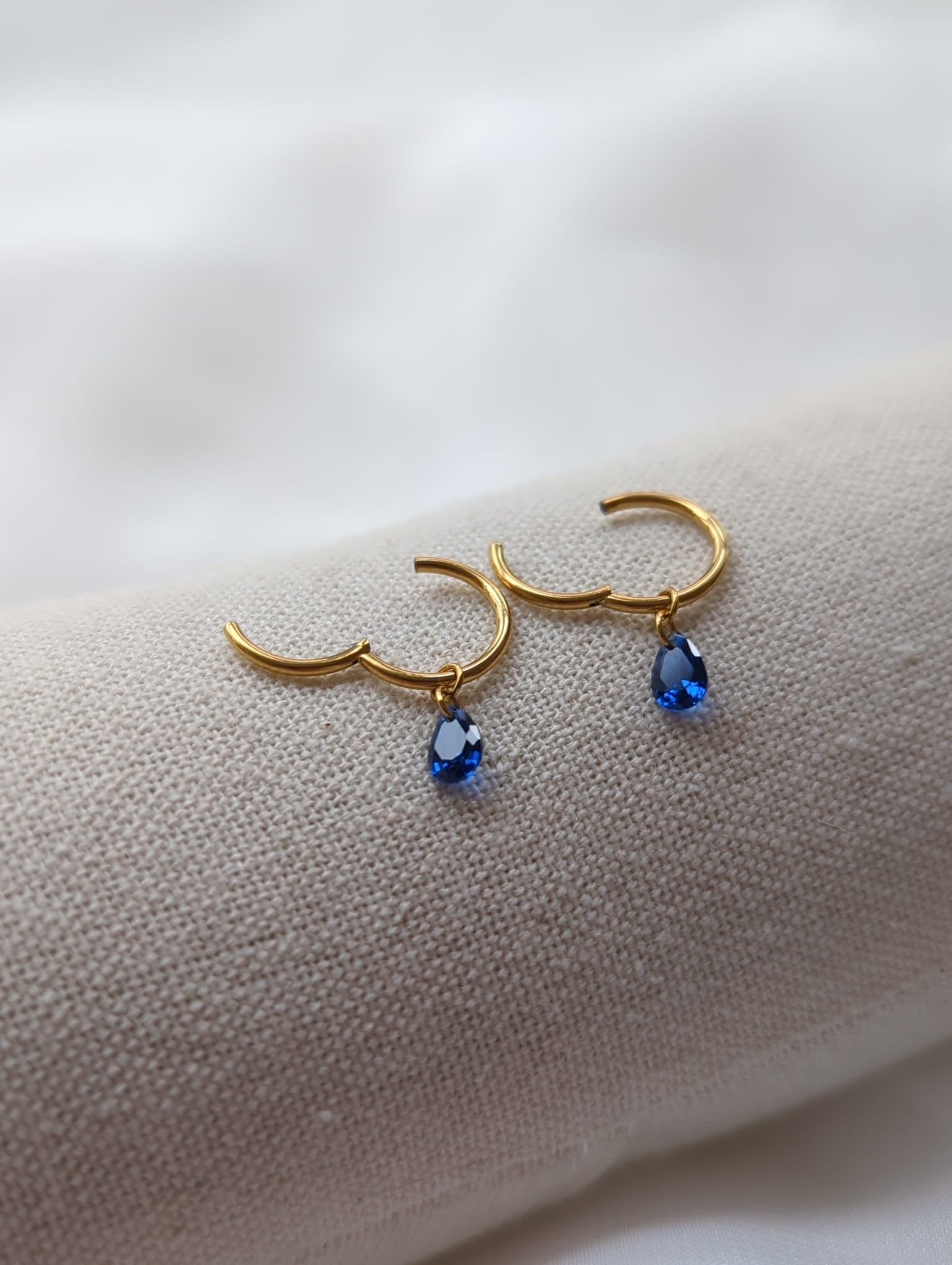Boucles d'oreilles en titane avec des zircons – 10 mm