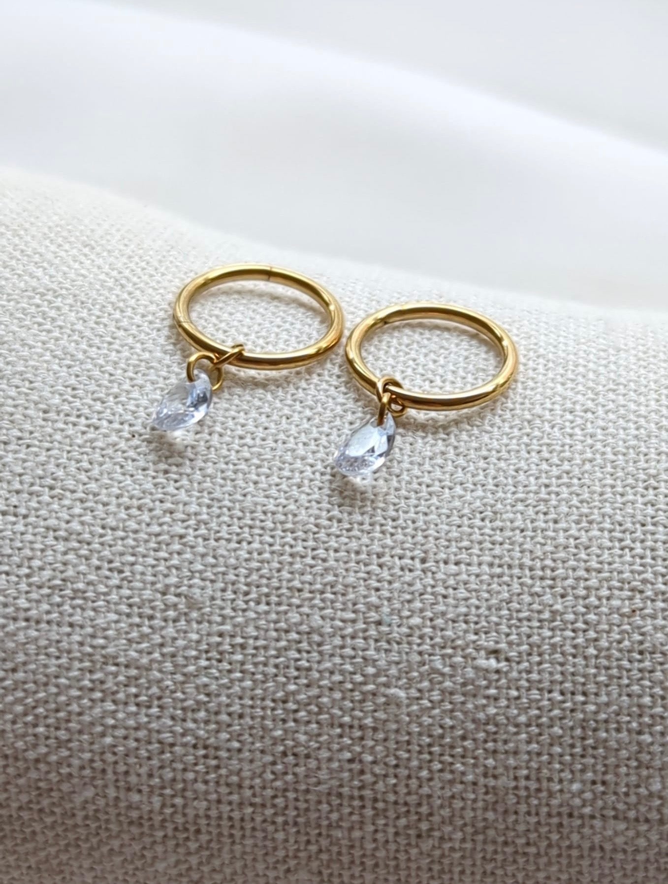 Boucles d'oreilles en titane avec des zircons – 10 mm