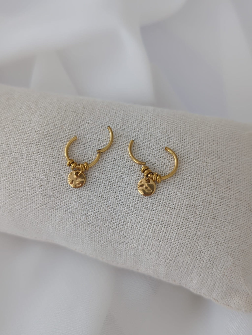 Boucles d'oreilles dorées en titane avec breloques rondes lisses ou à motifs