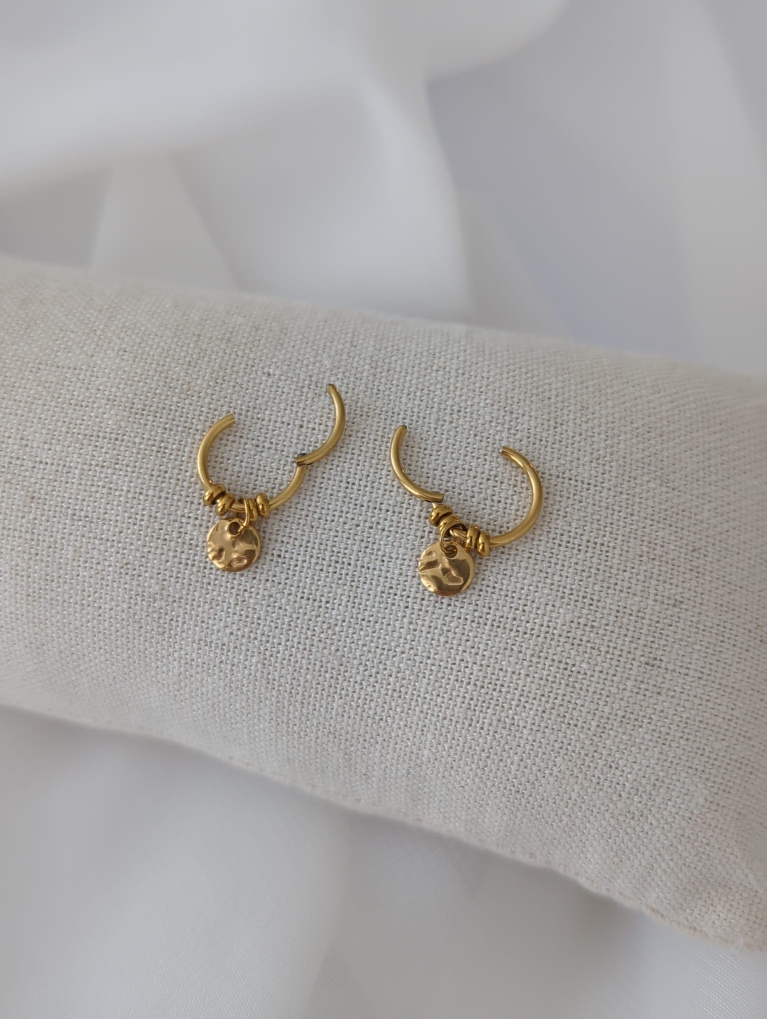 Boucles d'oreilles dorées en titane avec breloques rondes lisses ou à motifs