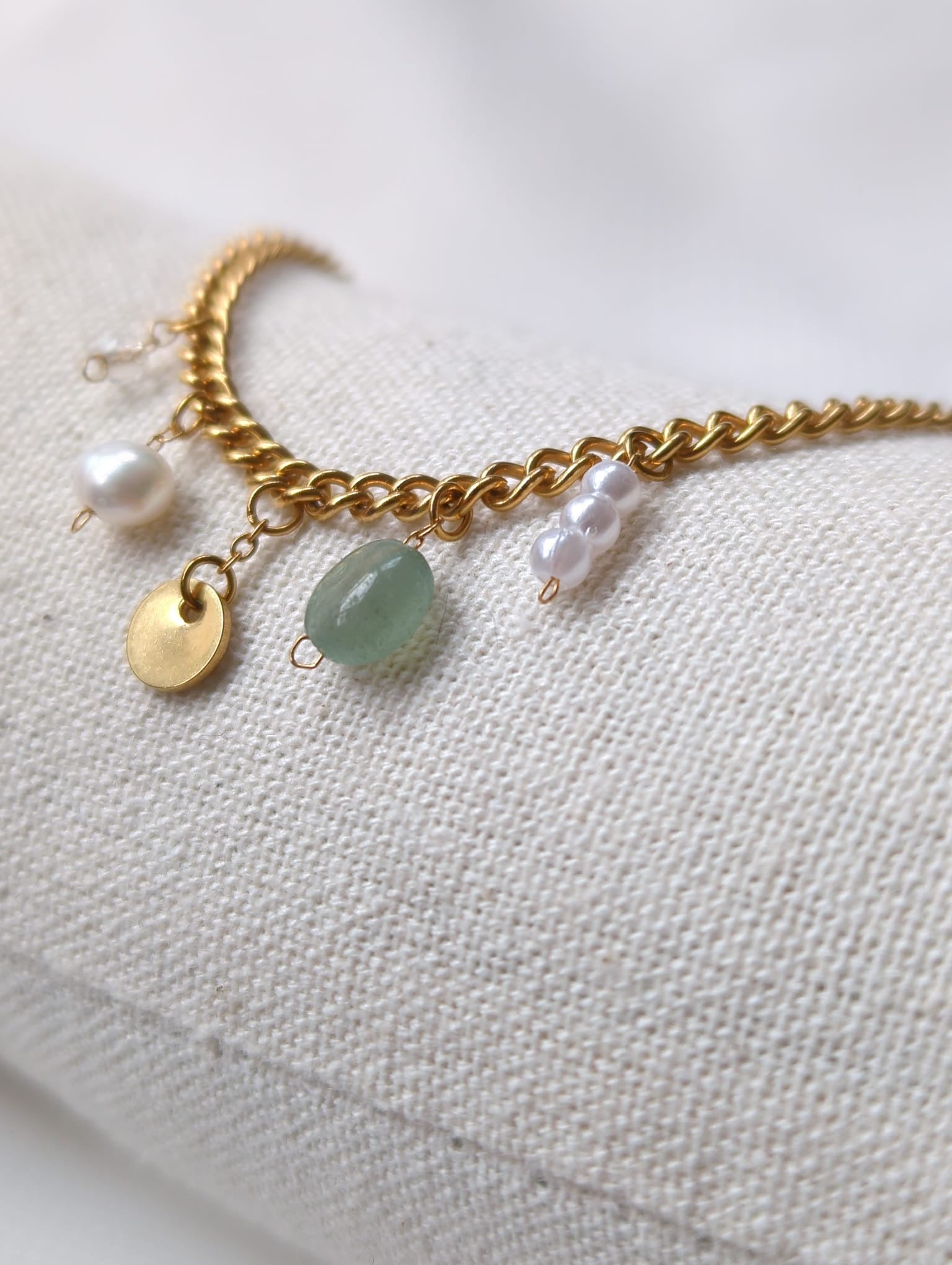 Bracelet doré en acier inoxydable avec perle d'eau douce, pierre aventurine et breloques