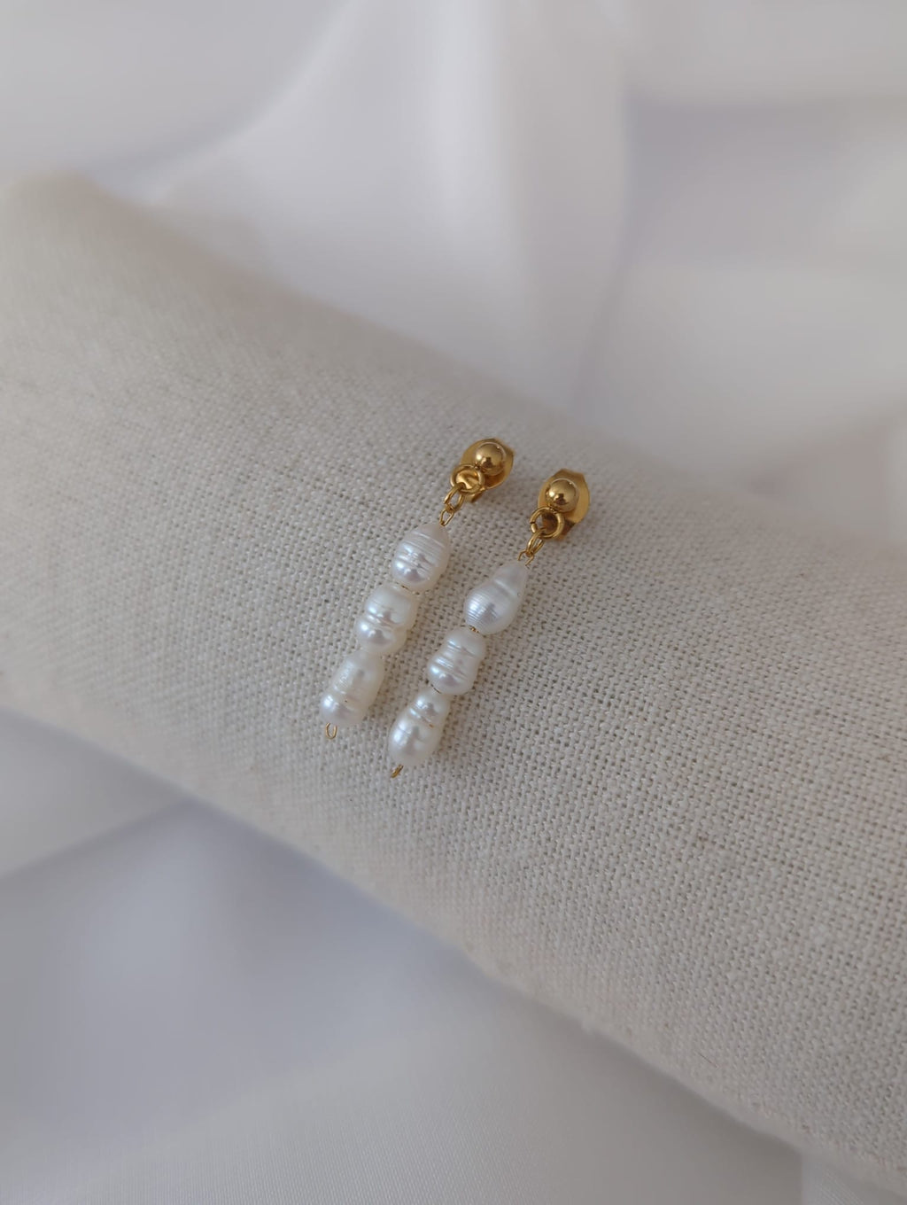Boucles d’oreilles dorées en acier inoxydable avec des perles d’eau douce