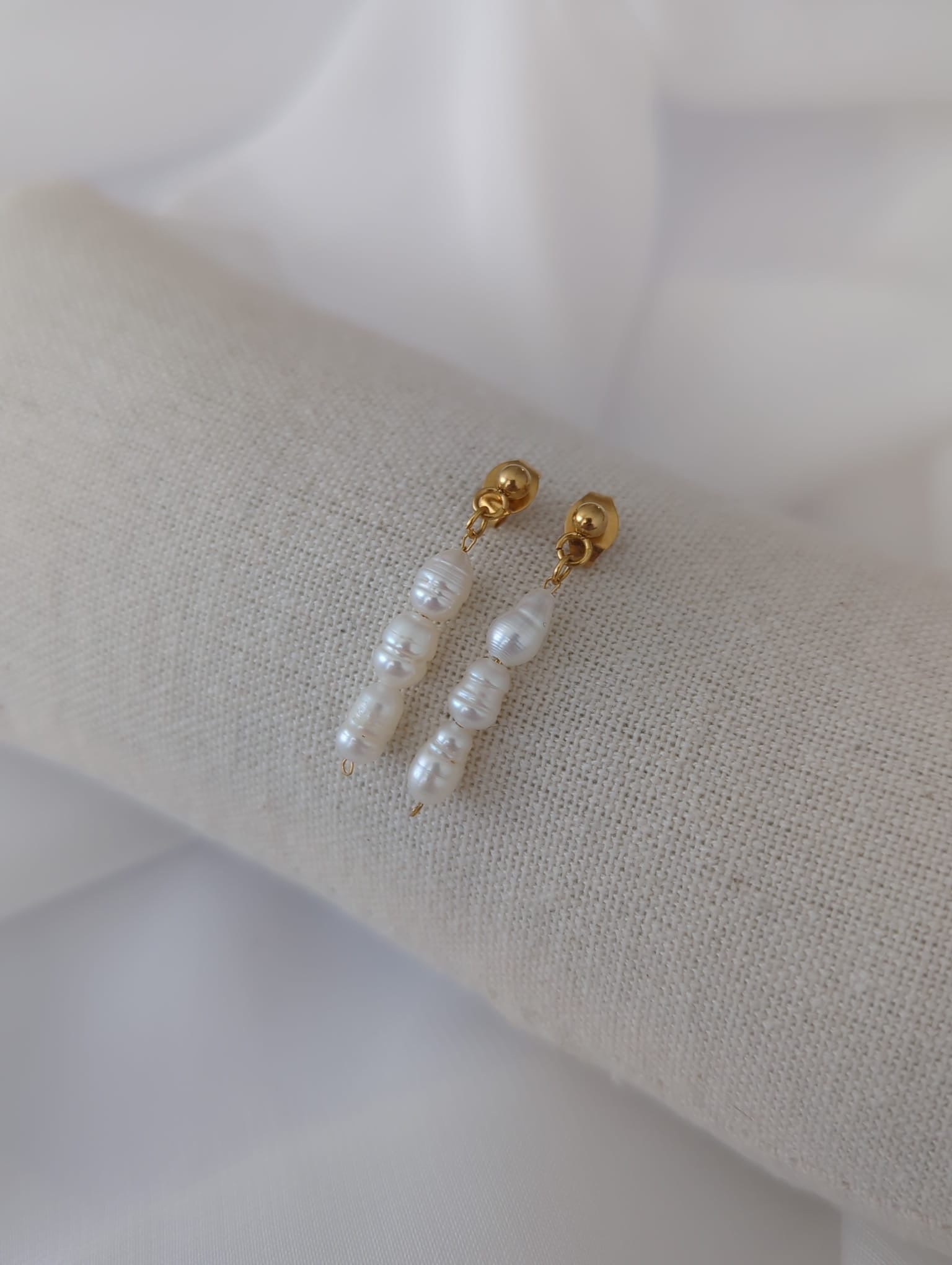 Boucles d’oreilles dorées en acier inoxydable avec des perles d’eau douce