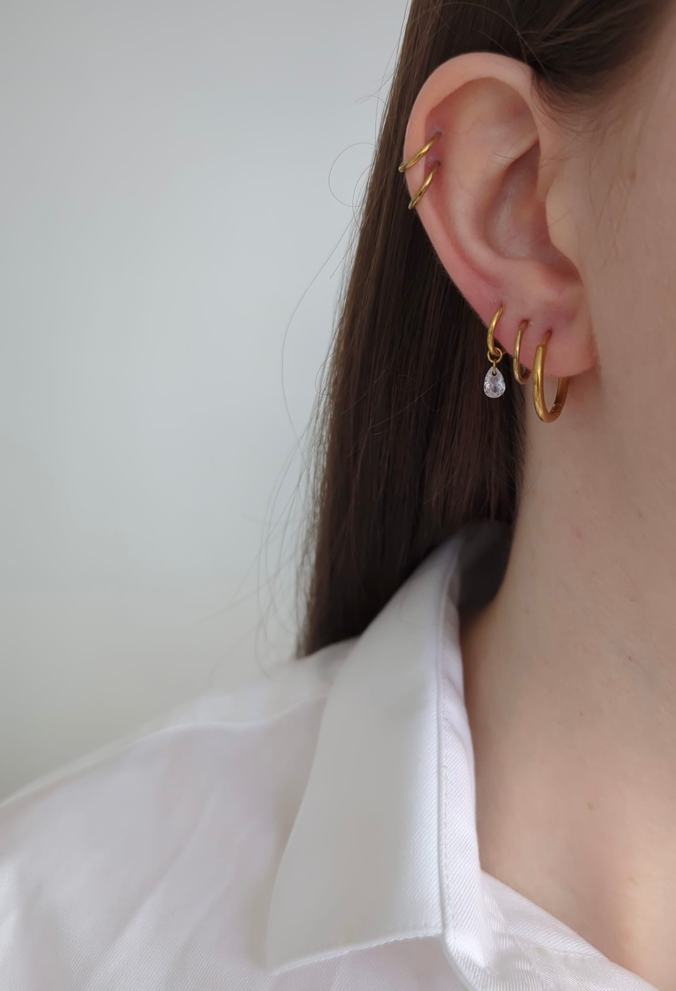Boucles d'oreilles en titane avec des zircons – 8 mm