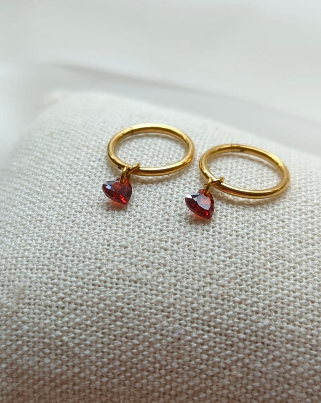Boucles d'oreilles en titane avec des zircons rouges en forme de cœur – 10mm