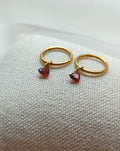 Boucles d'oreilles en titane avec des zircons rouges en forme de cœur – 10mm