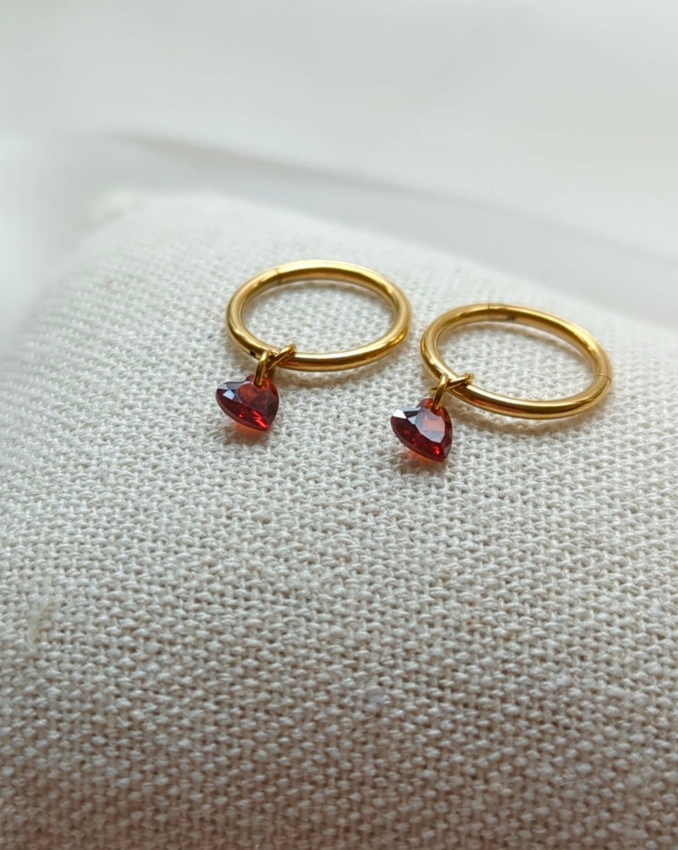 Boucles d'oreilles en titane avec des zircons rouges en forme de cœur – 10mm
