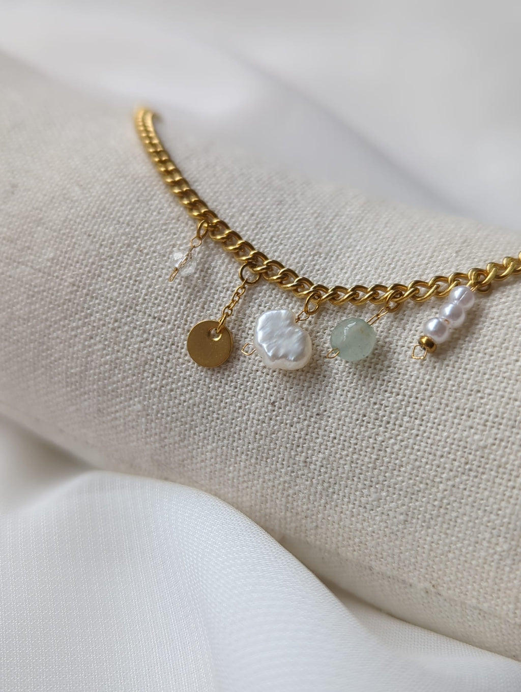 Bracelet doré en acier inoxydable avec breloques et perle d'eau douce
