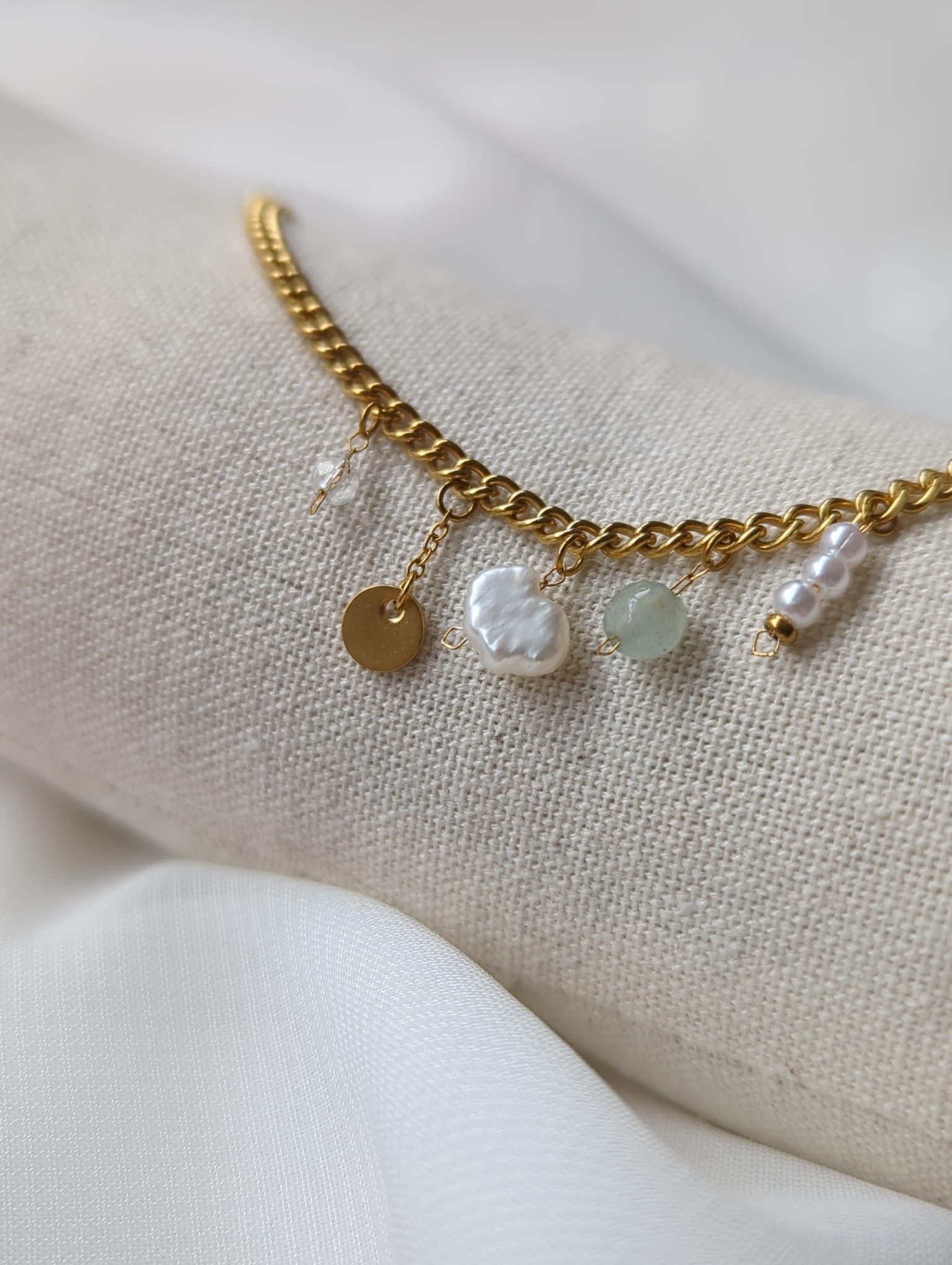 Bracelet doré en acier inoxydable avec breloques et perle d'eau douce
