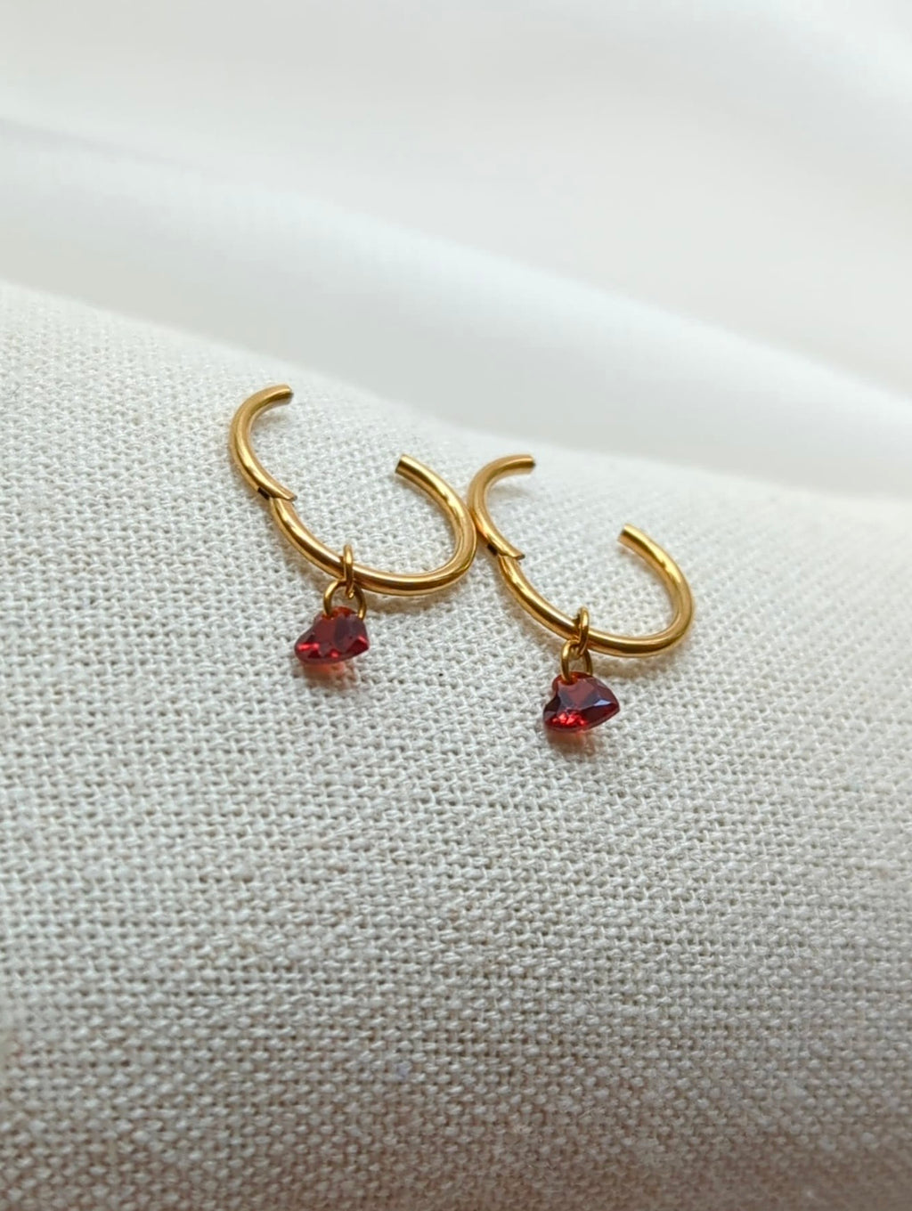 Boucles d'oreilles en titane avec des zircons rouges en forme de cœur – 10mm