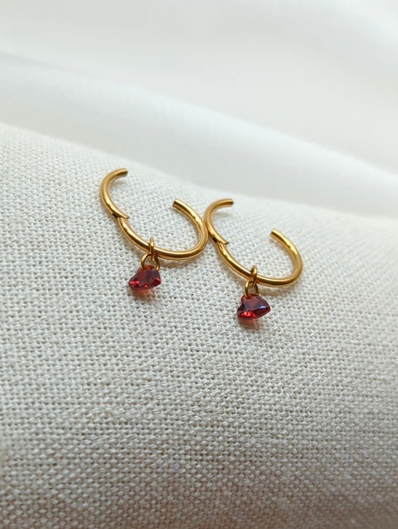 Boucles d'oreilles en titane avec des zircons rouges en forme de cœur – 10mm