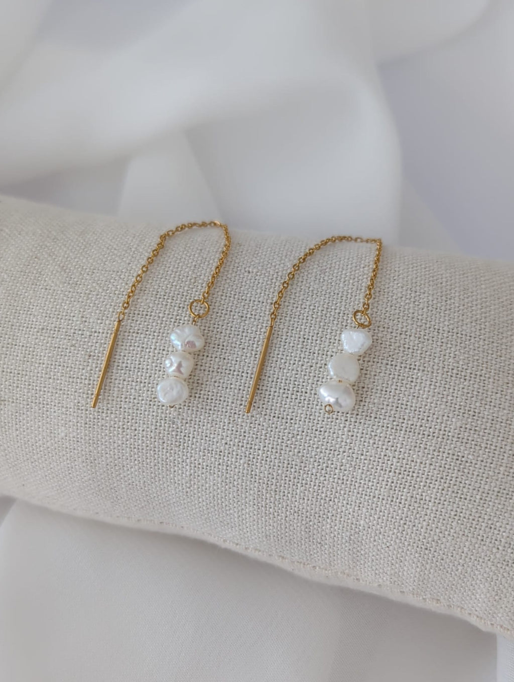 Boucles d'oreilles dorées longues en acier inoxydable avec des perles d'eau douce de 5 mm