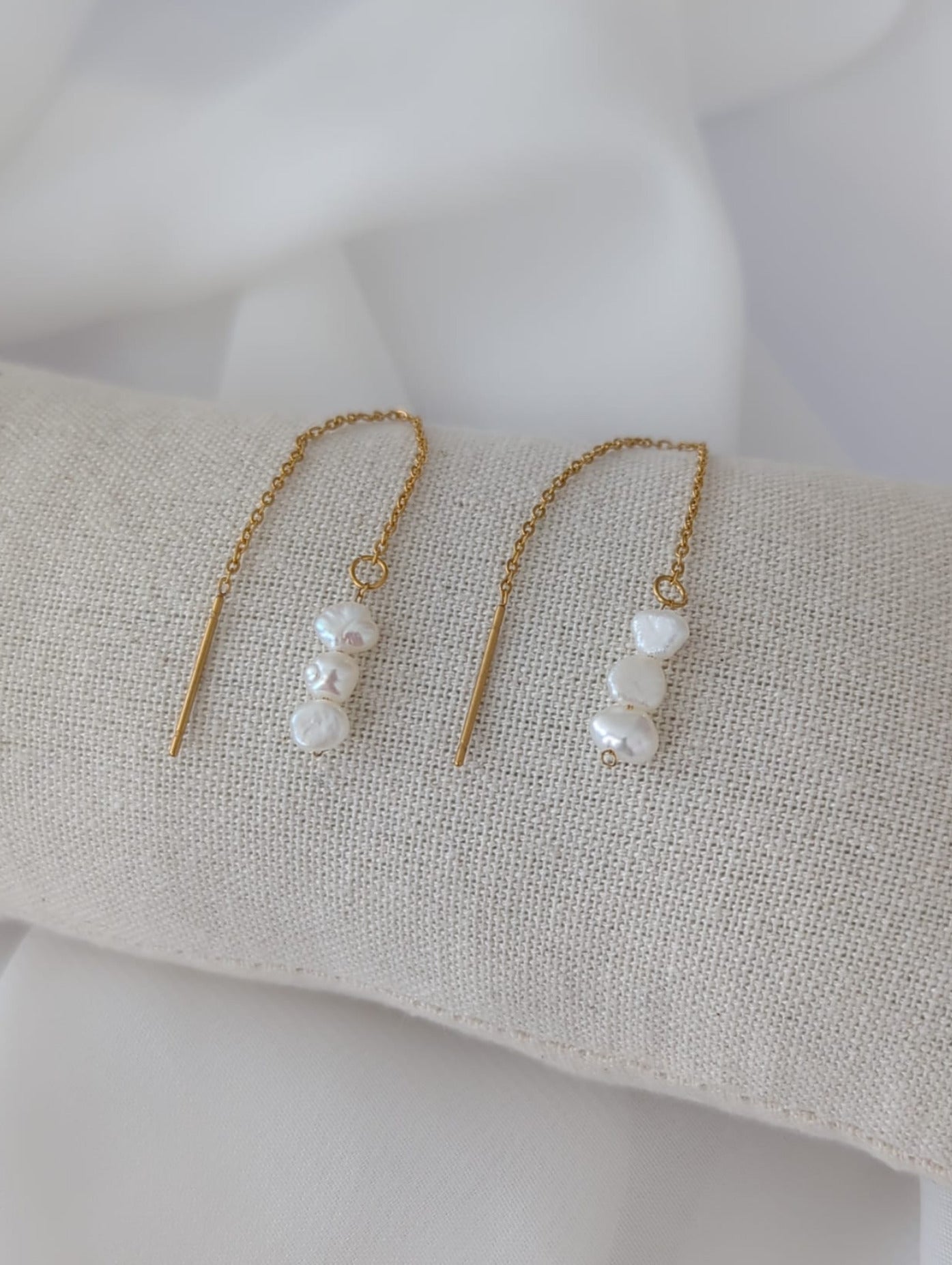 Boucles d'oreilles dorées longues en acier inoxydable avec des perles d'eau douce de 5 mm