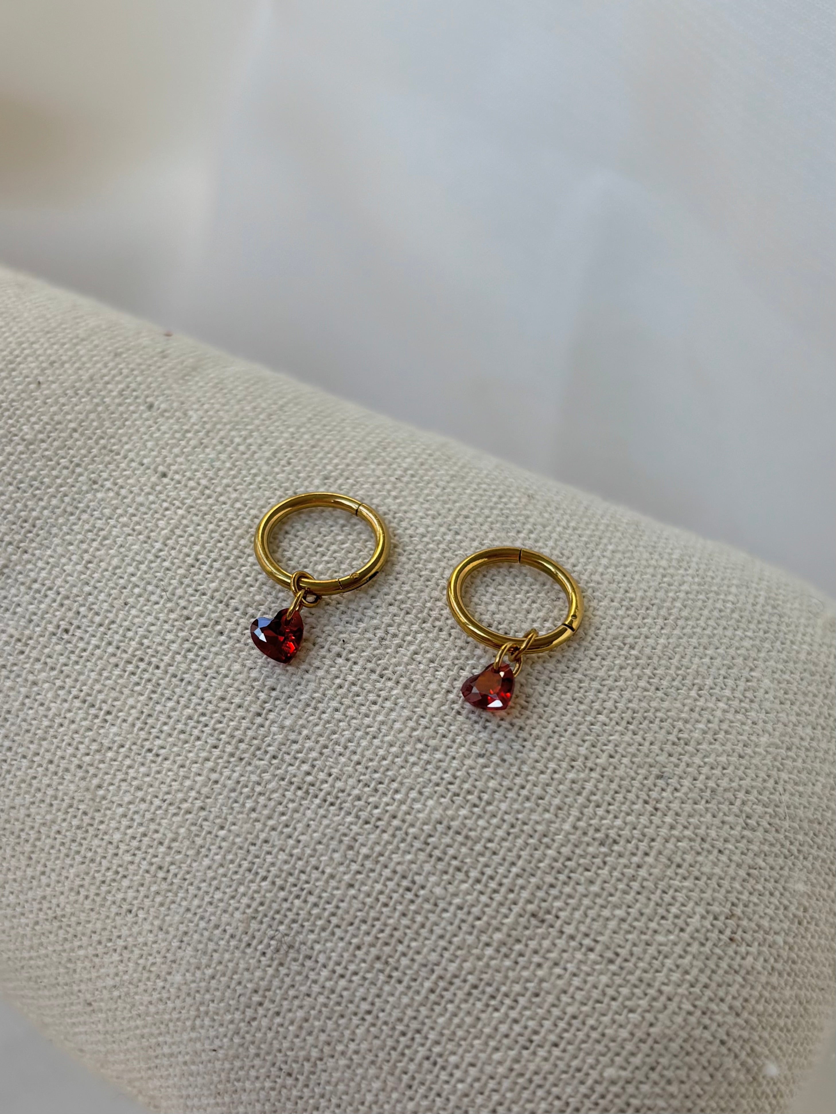 Boucles d'oreilles en titane avec des zircons rouges en forme de cœur – 8 mm