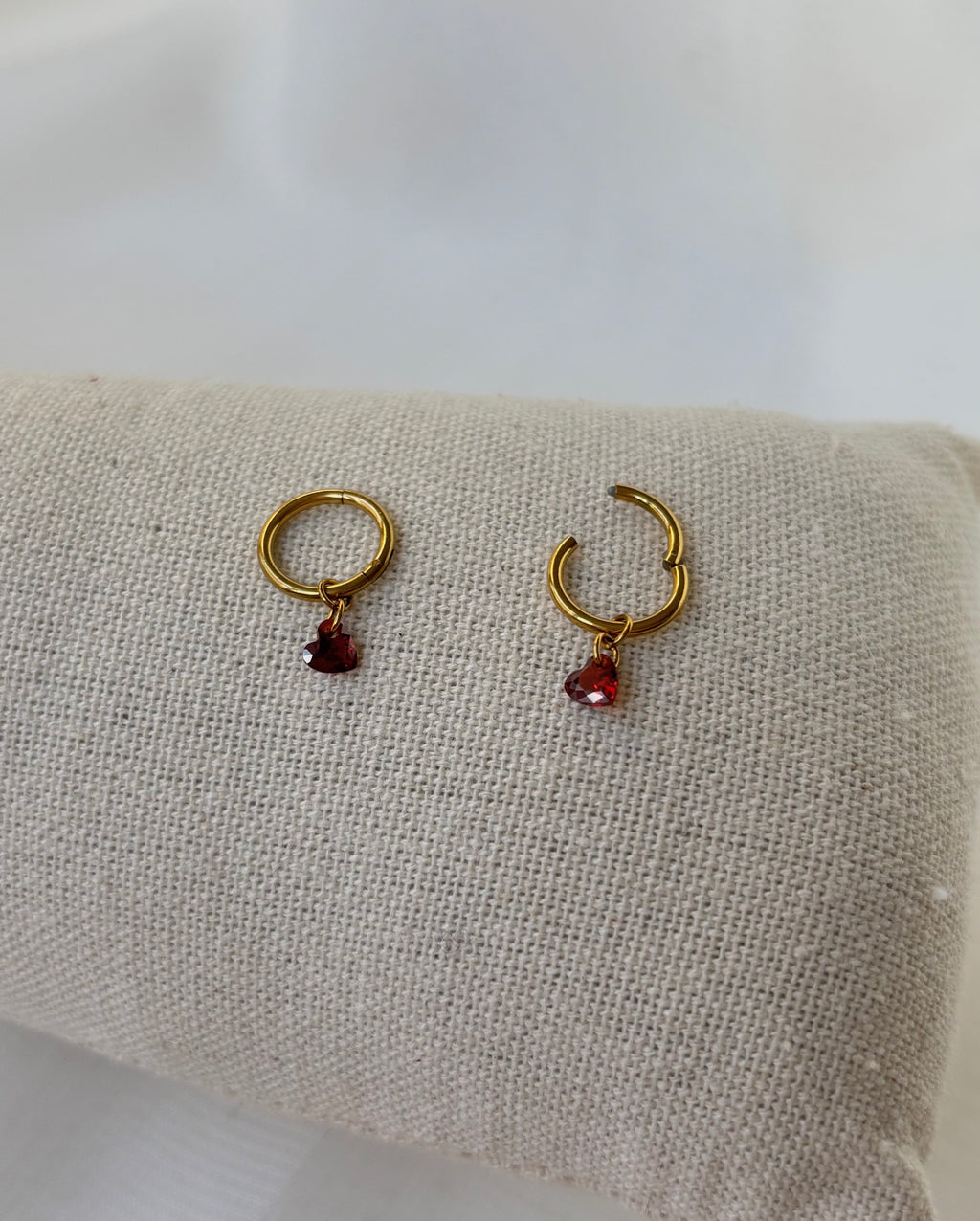 Boucles d'oreilles en titane avec des zircons rouges en forme de cœur – 8 mm