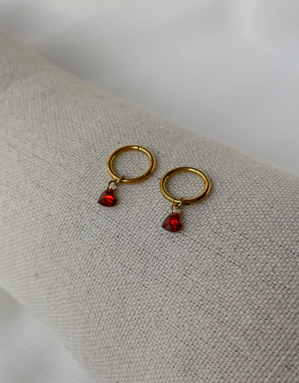 Boucles d'oreilles en titane avec des zircons rouges en forme de cœur – 8 mm