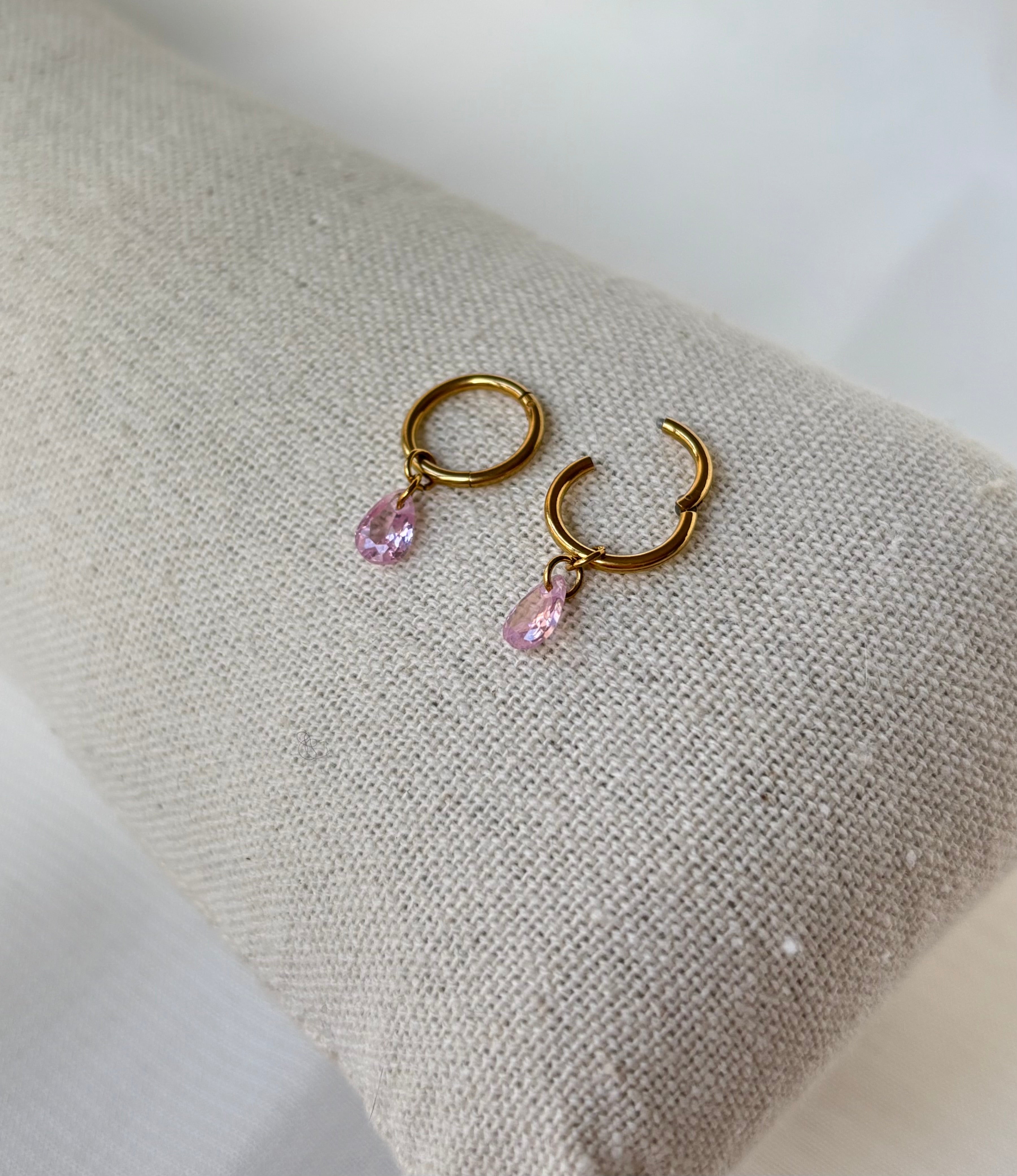 Boucles d'oreilles en titane avec des zircons – 8 mm