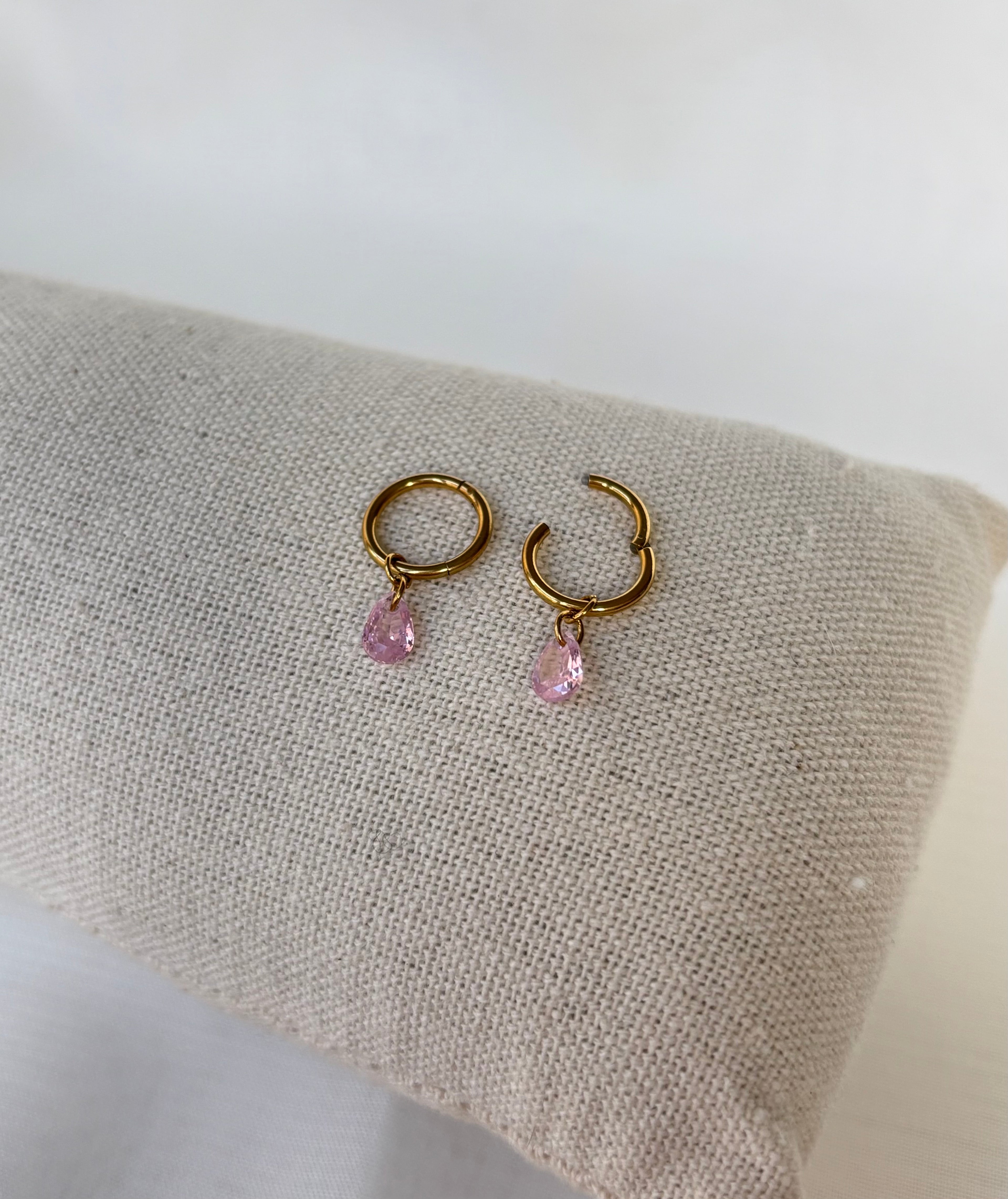 Boucles d'oreilles en titane avec des zircons – 8 mm