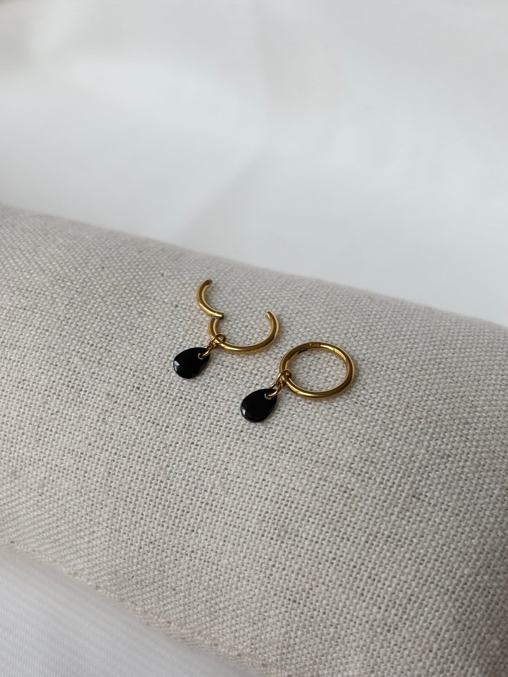 Boucles d'oreilles en titane avec des zircons – 8 mm